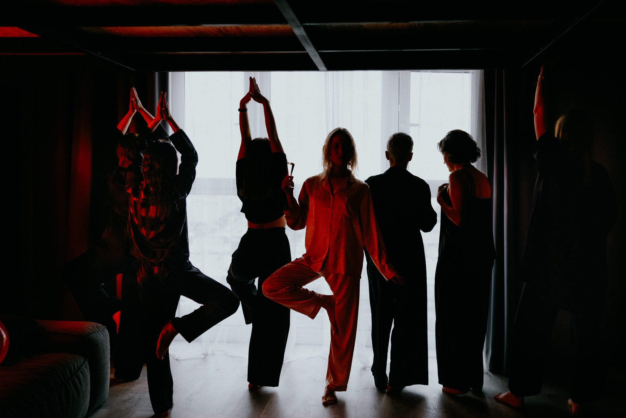 Идеи для фотосессии девичника: шампанское, подушки и декор