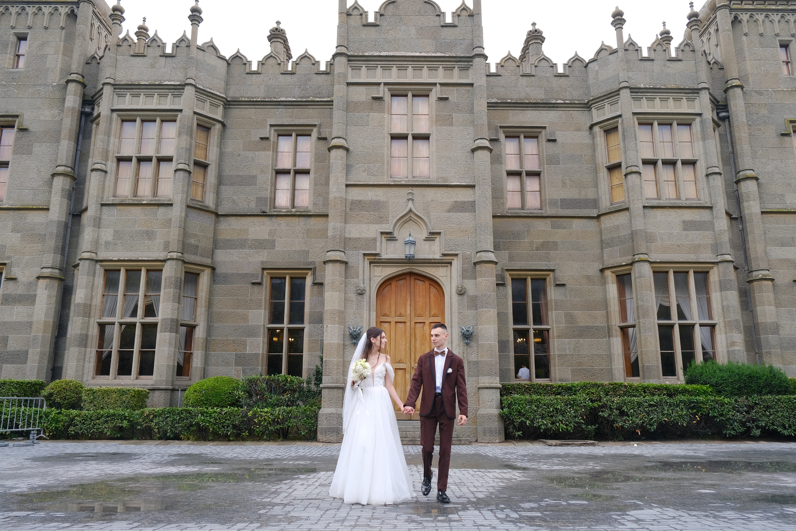 Свадебная фотосессия для прокатной пары. Воронцовский дворец. Профессиональная фотосъемка в Крыму. Натуральные эмоции и живые кадры. Забронируйте дату прямо сейчас!