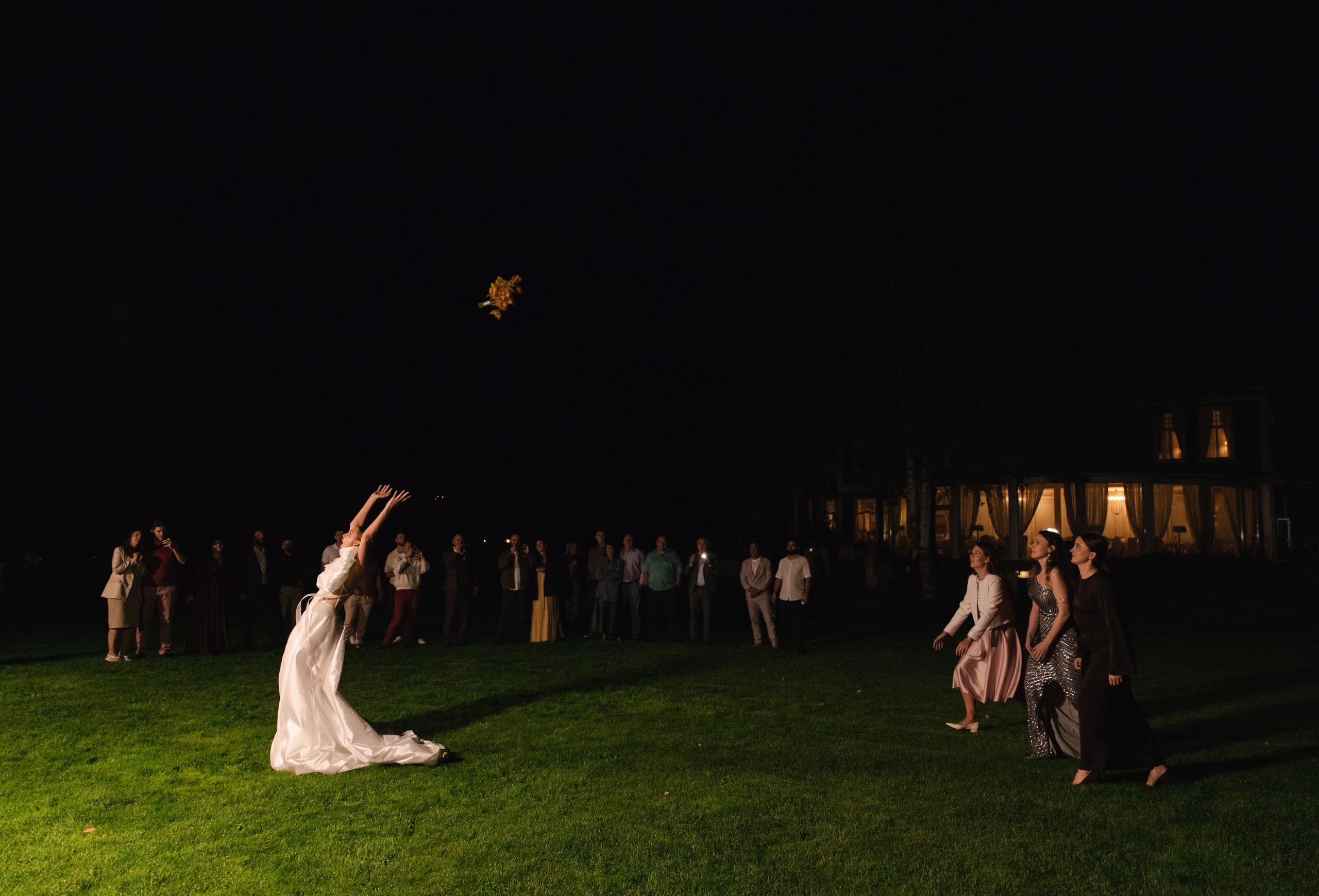 В ЛУЧАХ ЗАКАТА НА БЕРЕГУ МОРСКОМ