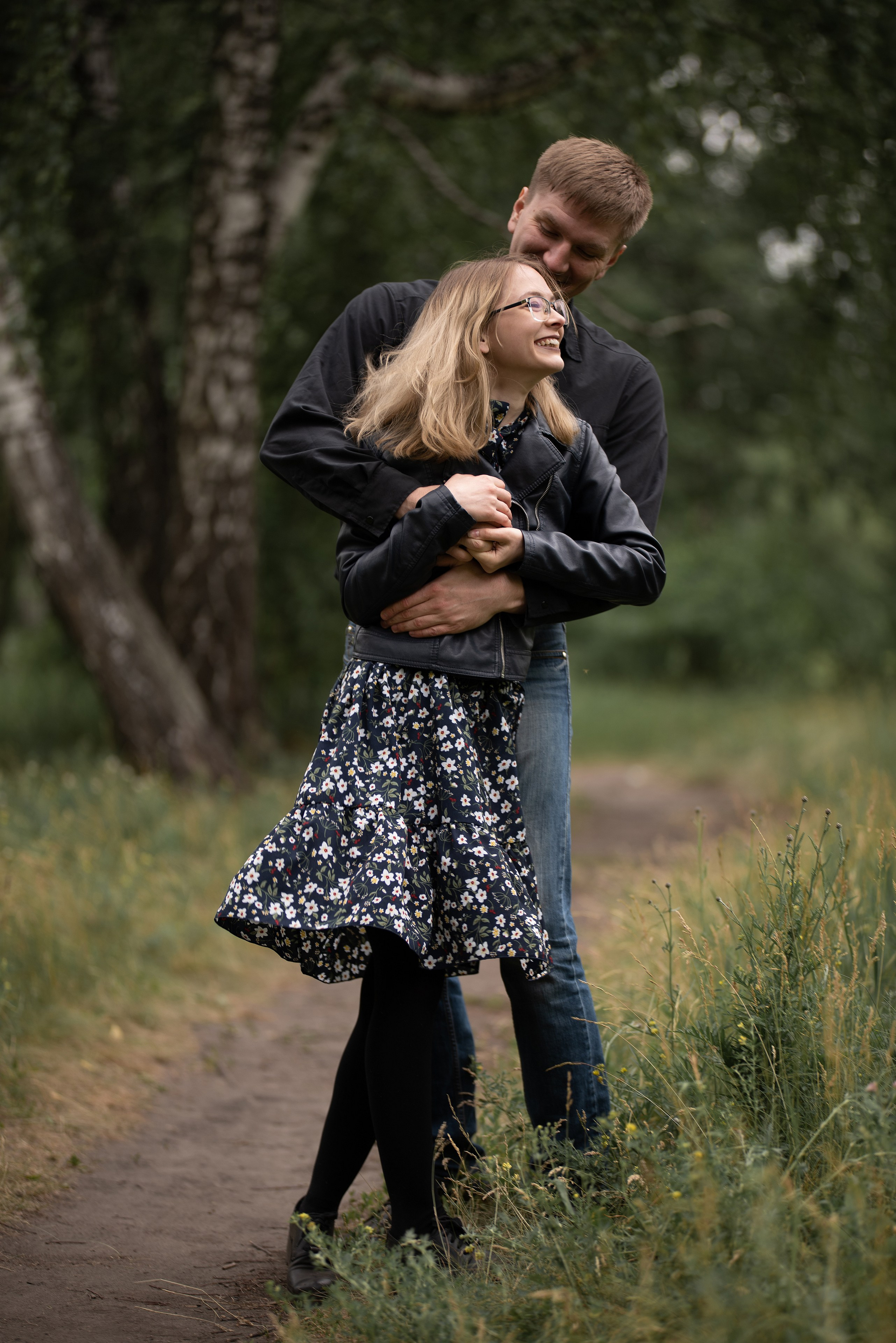 Яркие и живые фотографии влюбленных в парке.