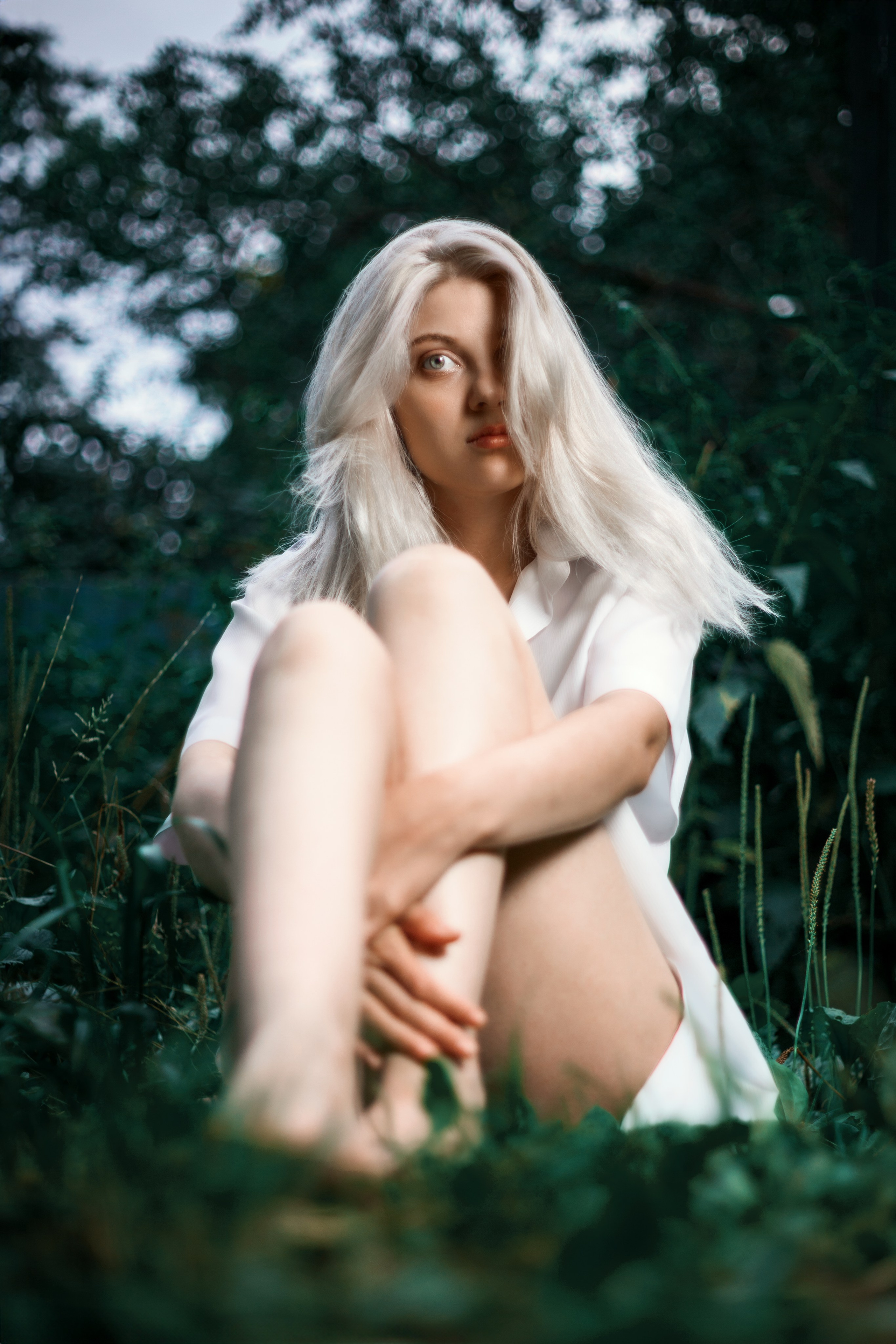 Откройте для себя магию "Белоснежной гармонии" в этом фотоальбоме, где девушка с белоснежными волосами предстаёт в утончённых образах на природе. Наслаждайтесь кадрами, где она лежит на дереве у озера и на траве, с элегантной рубашкой, добавляющей загадочности и эстетики. Девушка, молодая девушка, Блондинка, Фотосеесия, Подросток, Крашенные волосы, Озеро, Рубашка, Позировка, Потрет, Полуголая, Полуголая девушка, Девушка в белье, Дерево, Озеро, Красотка, Ноги, Трава, Ню,