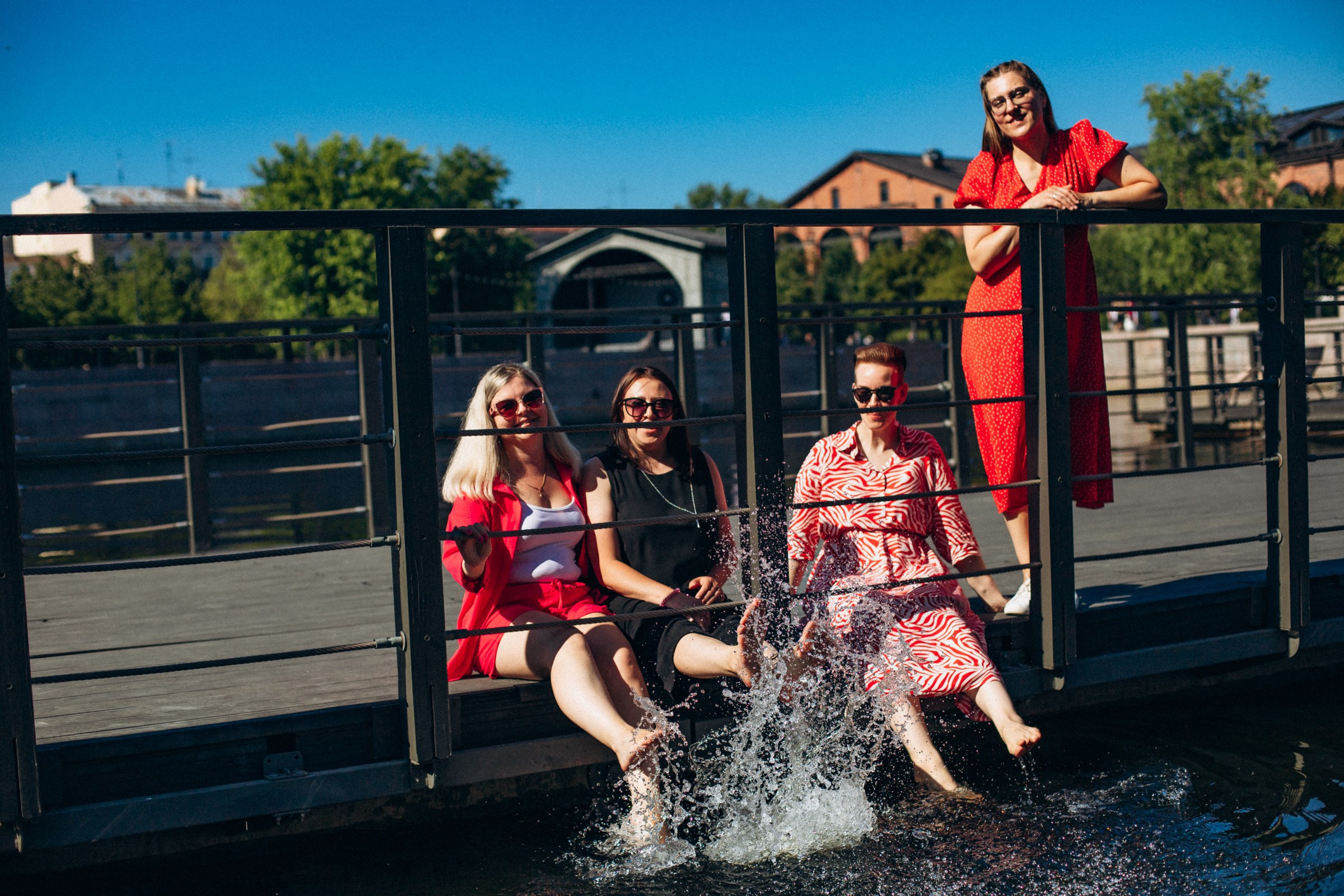 Катерина с подругами в июне. Фотопрогулка в Петербурге. Индивидуальный и семейный фотограф в Санкт-Петербурге