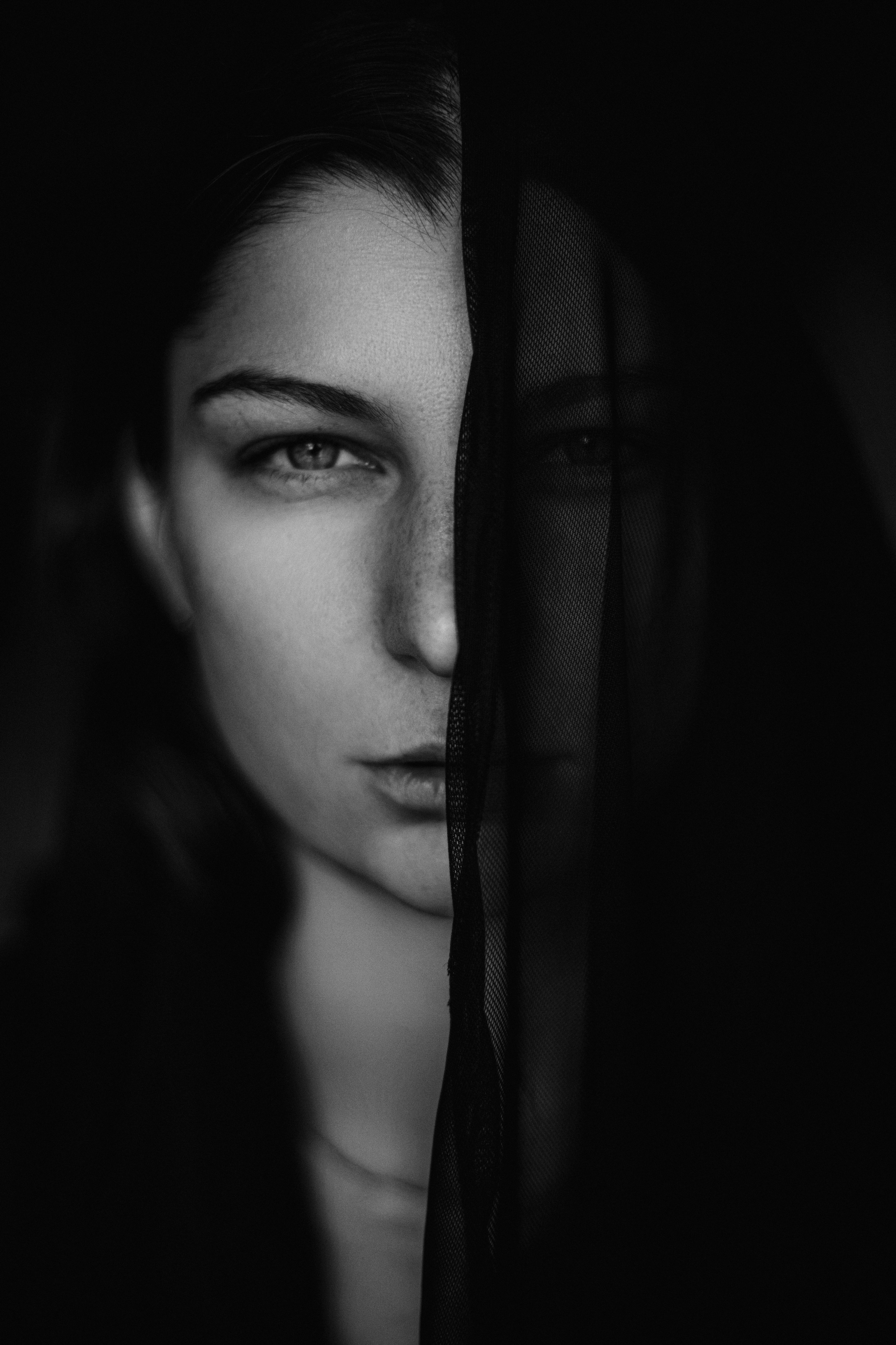Черно-белый портрет женщины, творческая фотосессия, портретный фотограф Ирина Подборская, Санкт-Петербург