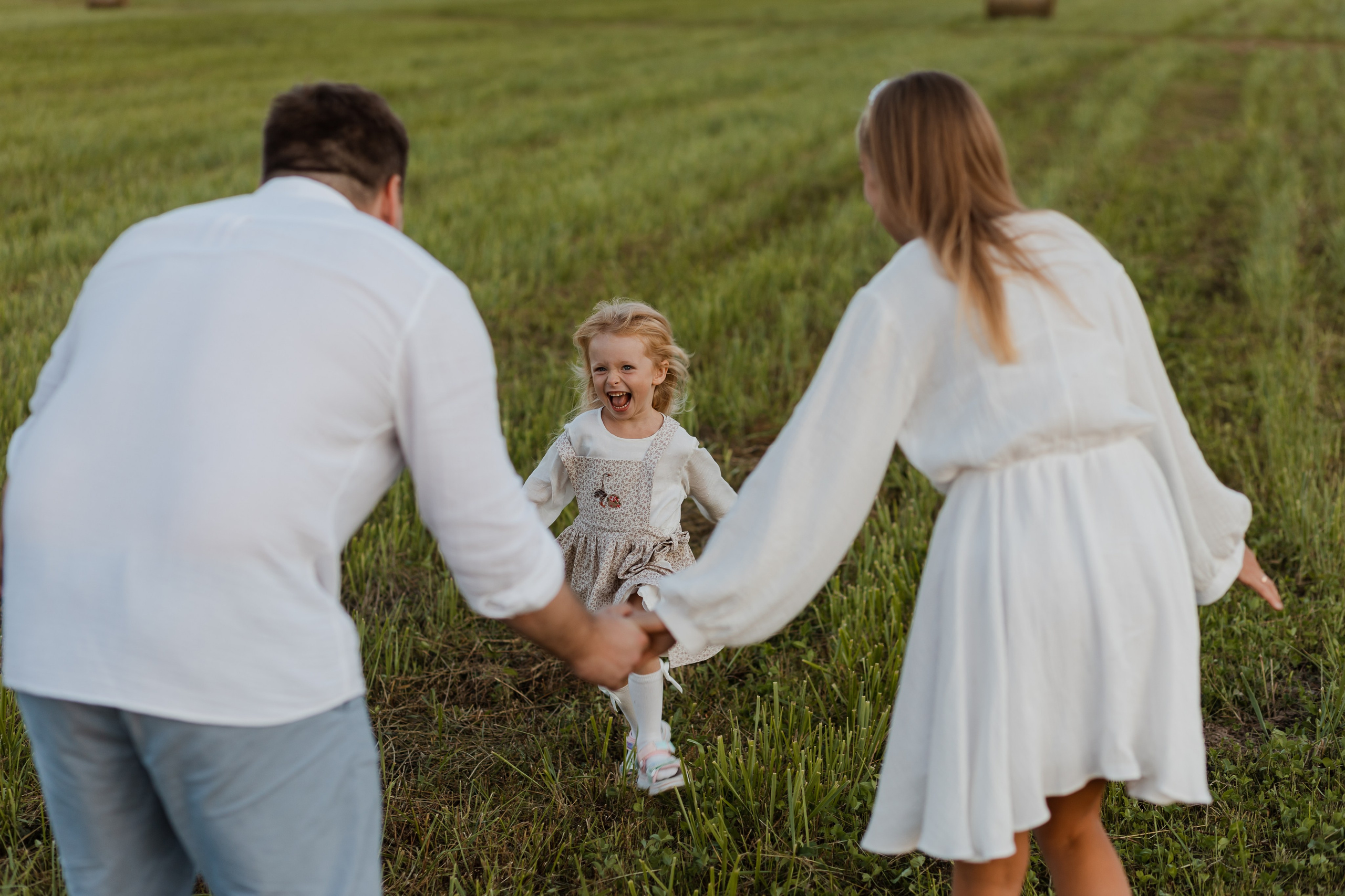 Семья Смирновых в поле с сеном. Семейный и детский фотограф в городе Подолск МО Крылова Ирина
