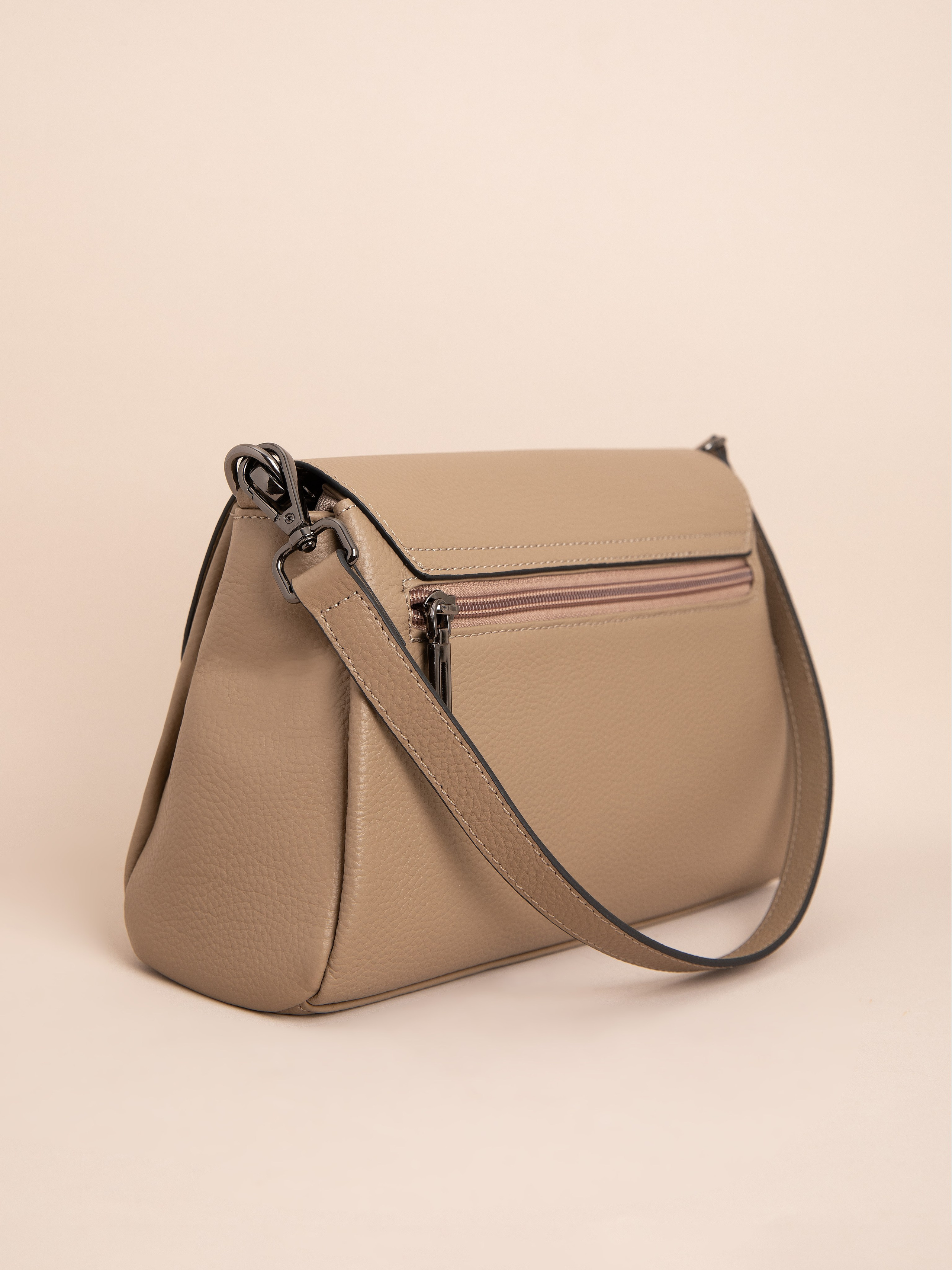 Женские сумки. Фотостудия предметной и модельной съёмки для маркетплейсов