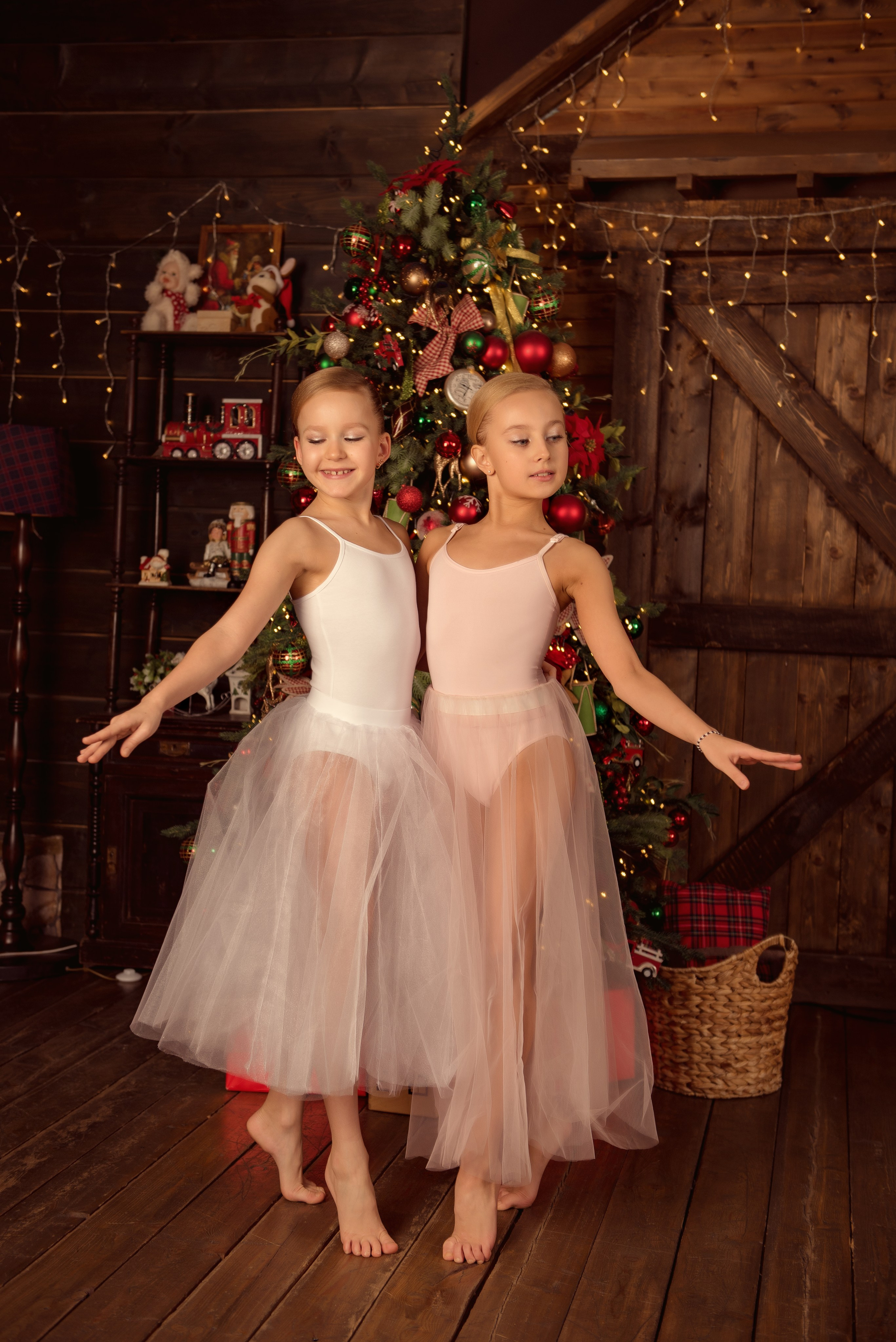 Варя и Милана Новый год. Детский фотограф в Долгопрудном и Москве
