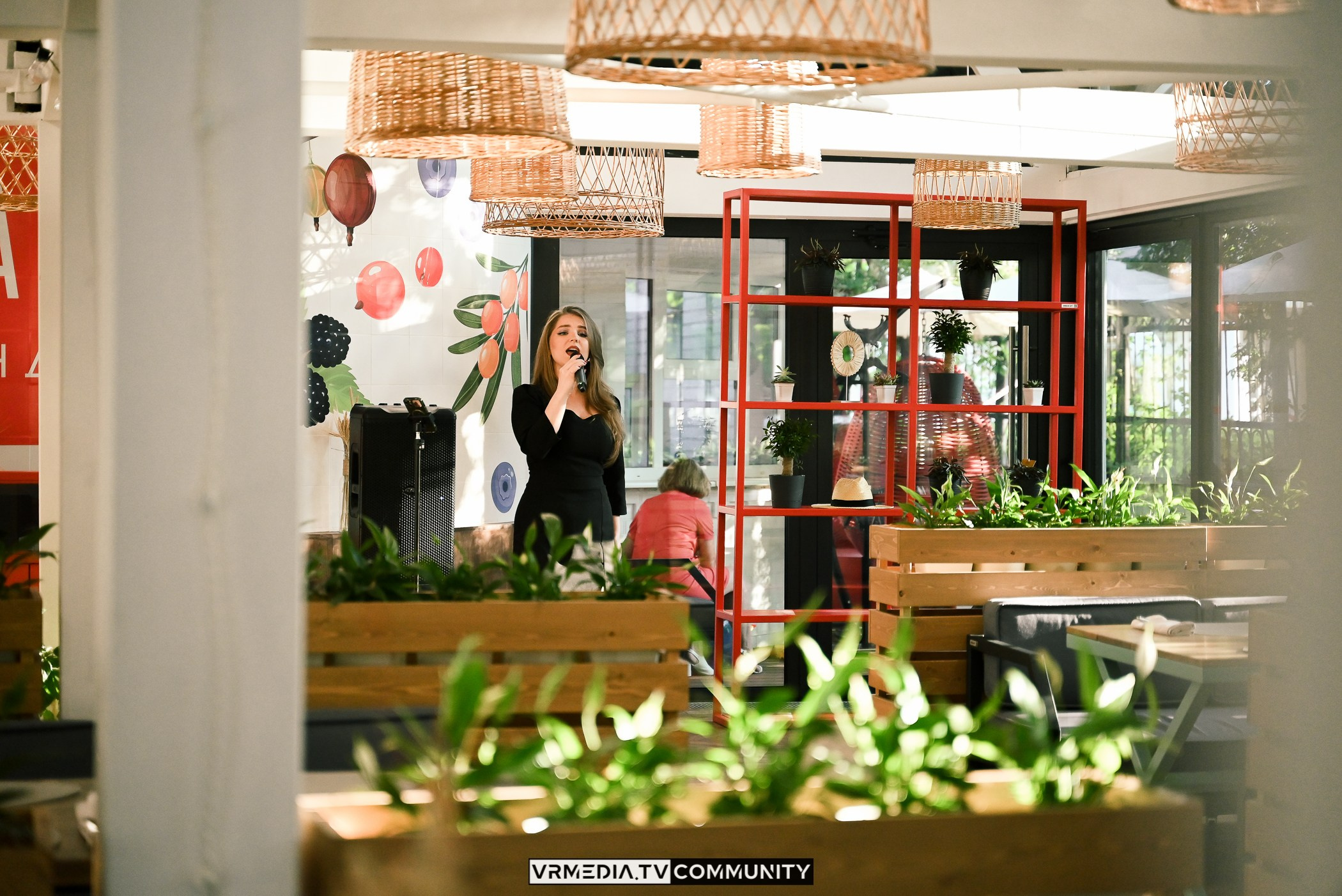 Ресторан «Volna»: Вокальный вечер на летней веранде «Хочу на дачу»