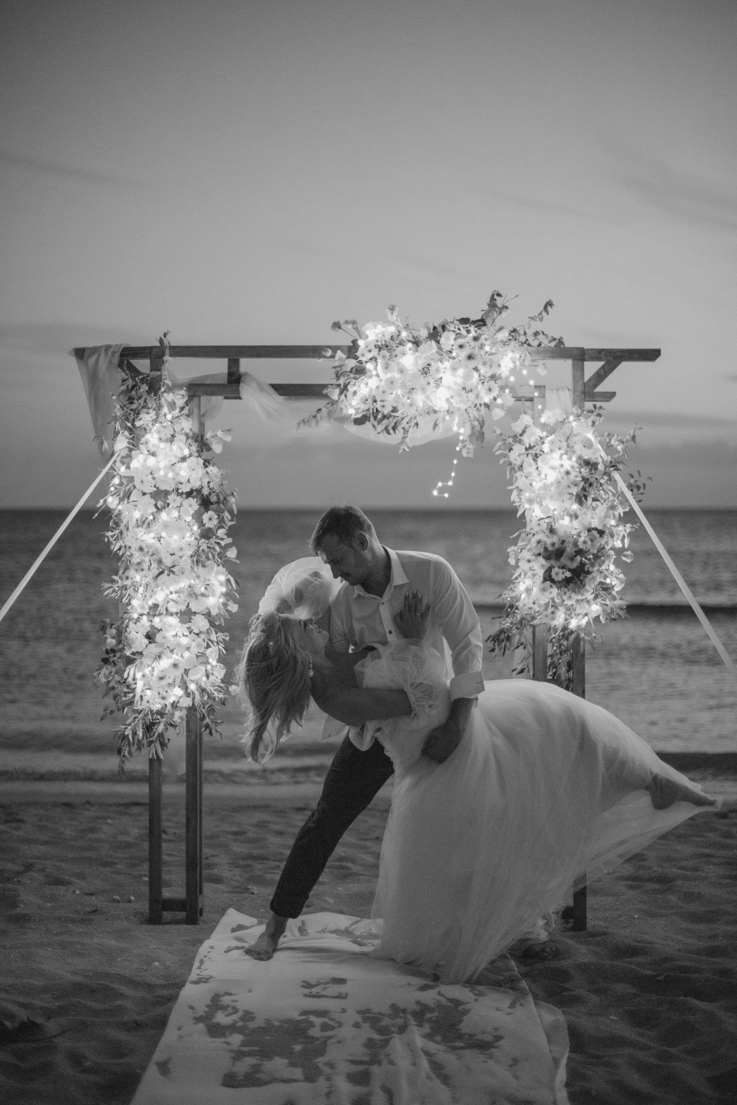 «Начало любви на побережье Поповки: история свадьбы, застывшая в кадре». Свадебный фотограф Мироманов Николай в Крыму