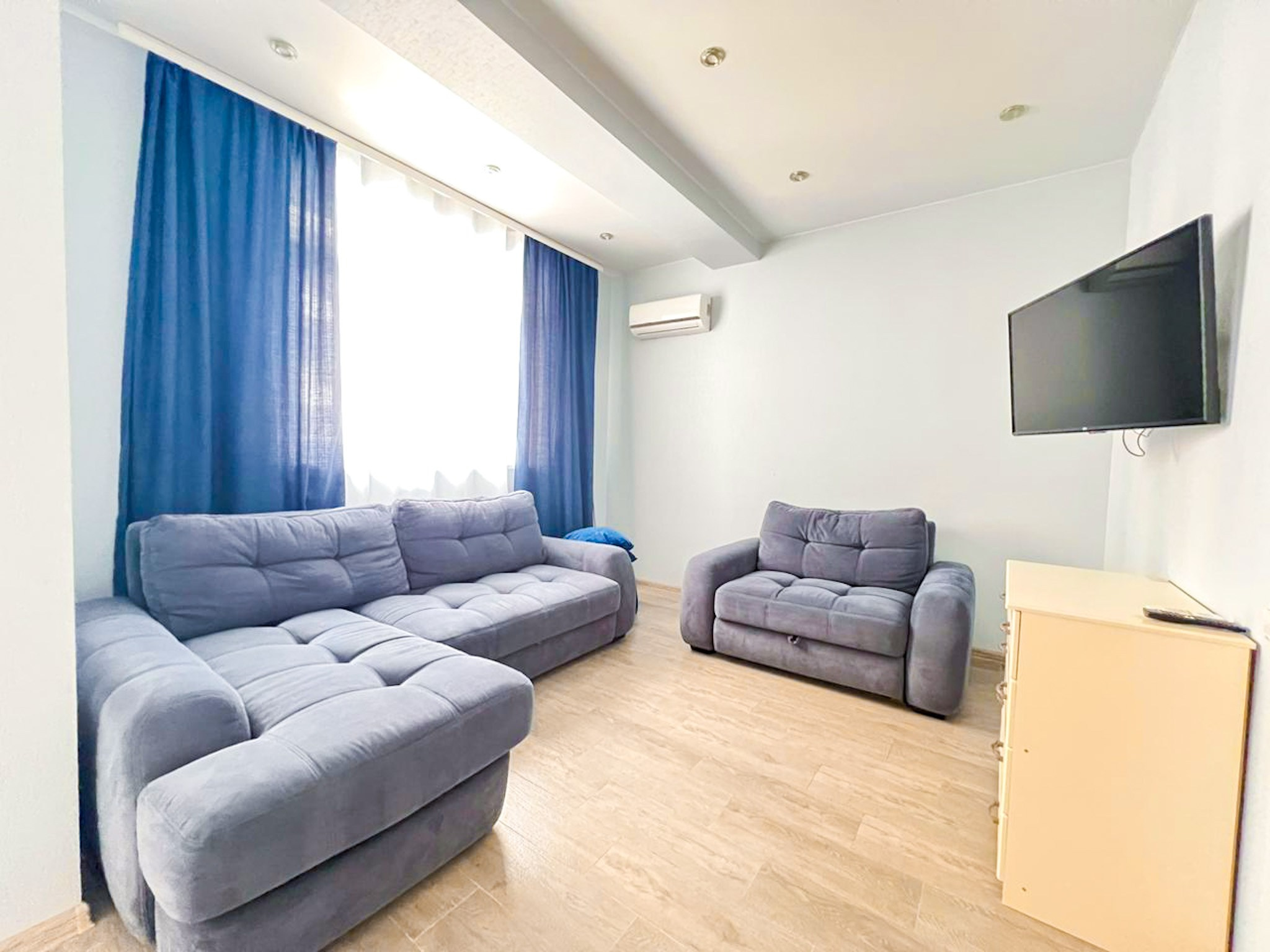 Просторная, уютная квартира с балконом в ж/к Посейдон, в 100 м от моря. Квартиры посуточно, длительно в Сочи, LARA APART GROUP