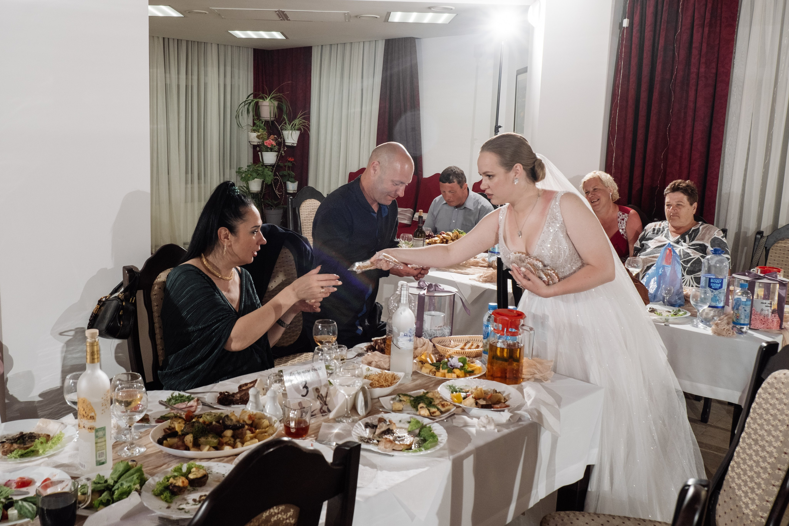 Свадебный ретопртаж. Профессиональная фотосъемка в Крыму. Натуральные эмоции и живые кадры. Забронируйте дату прямо сейчас!