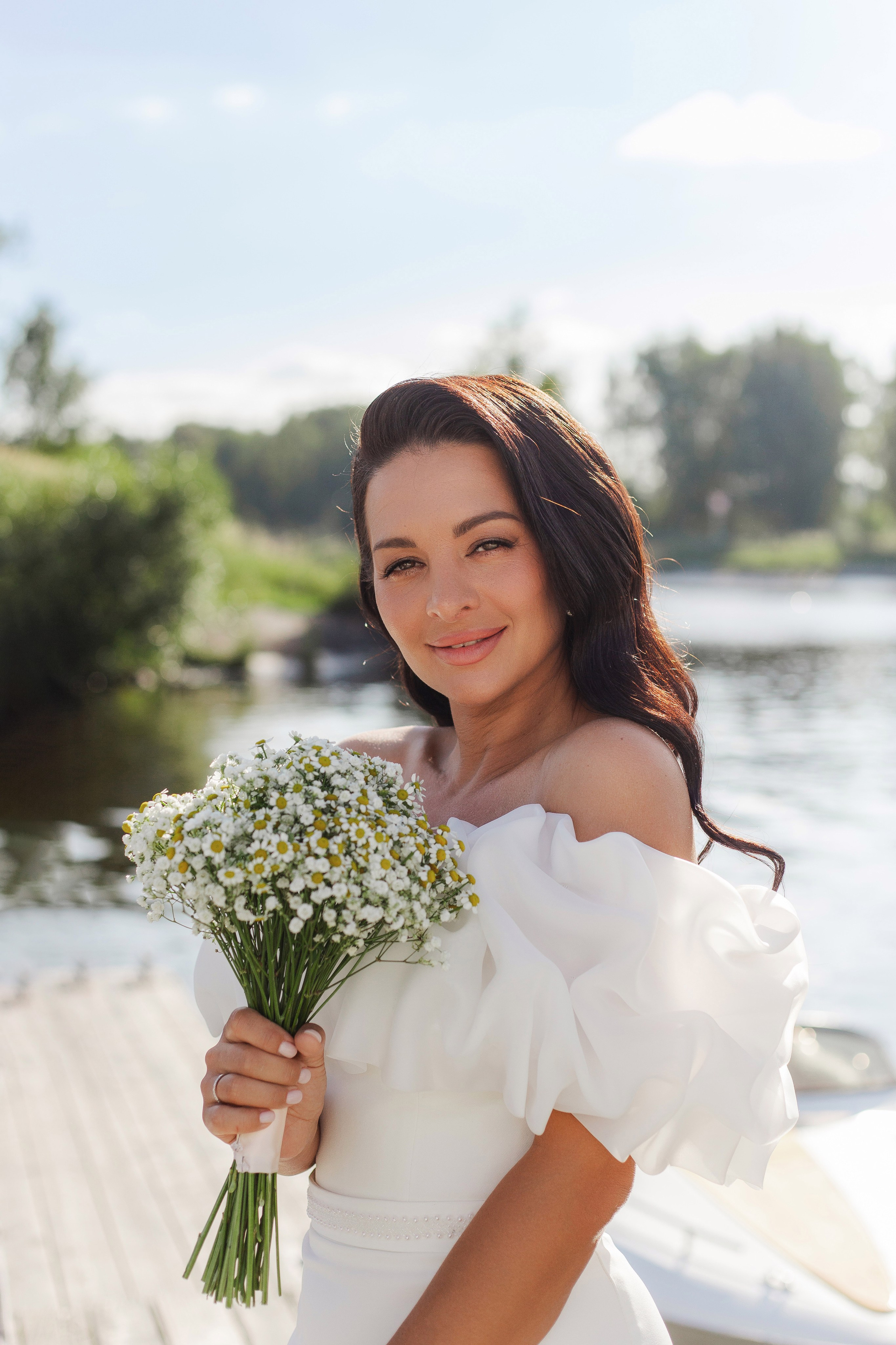 портрет невесты с букетом ромашек