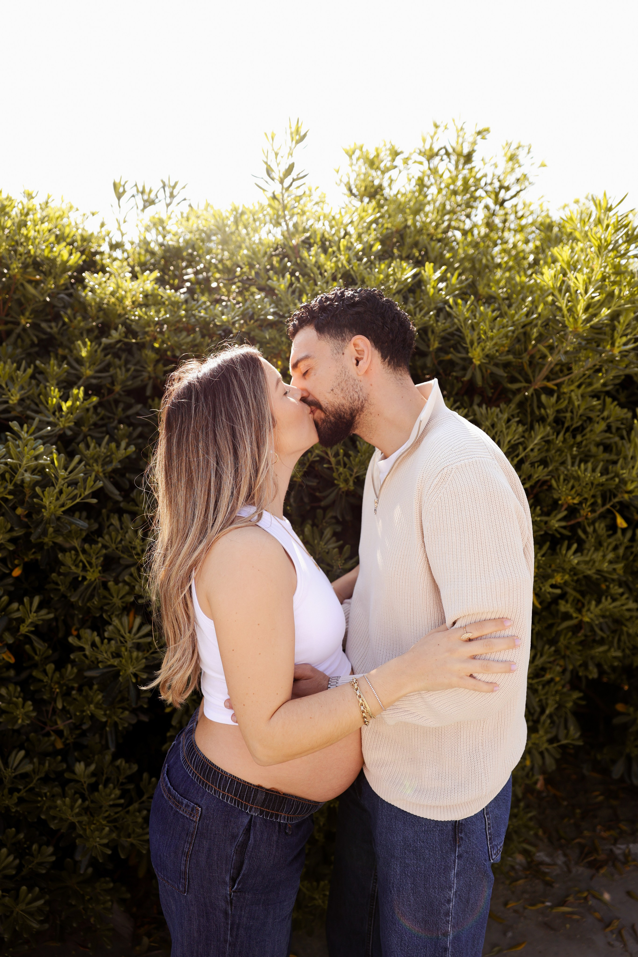 Sunny morning at the sea. Natalia Zhuravleva|family, newborn, maternity photographer in Barcelona