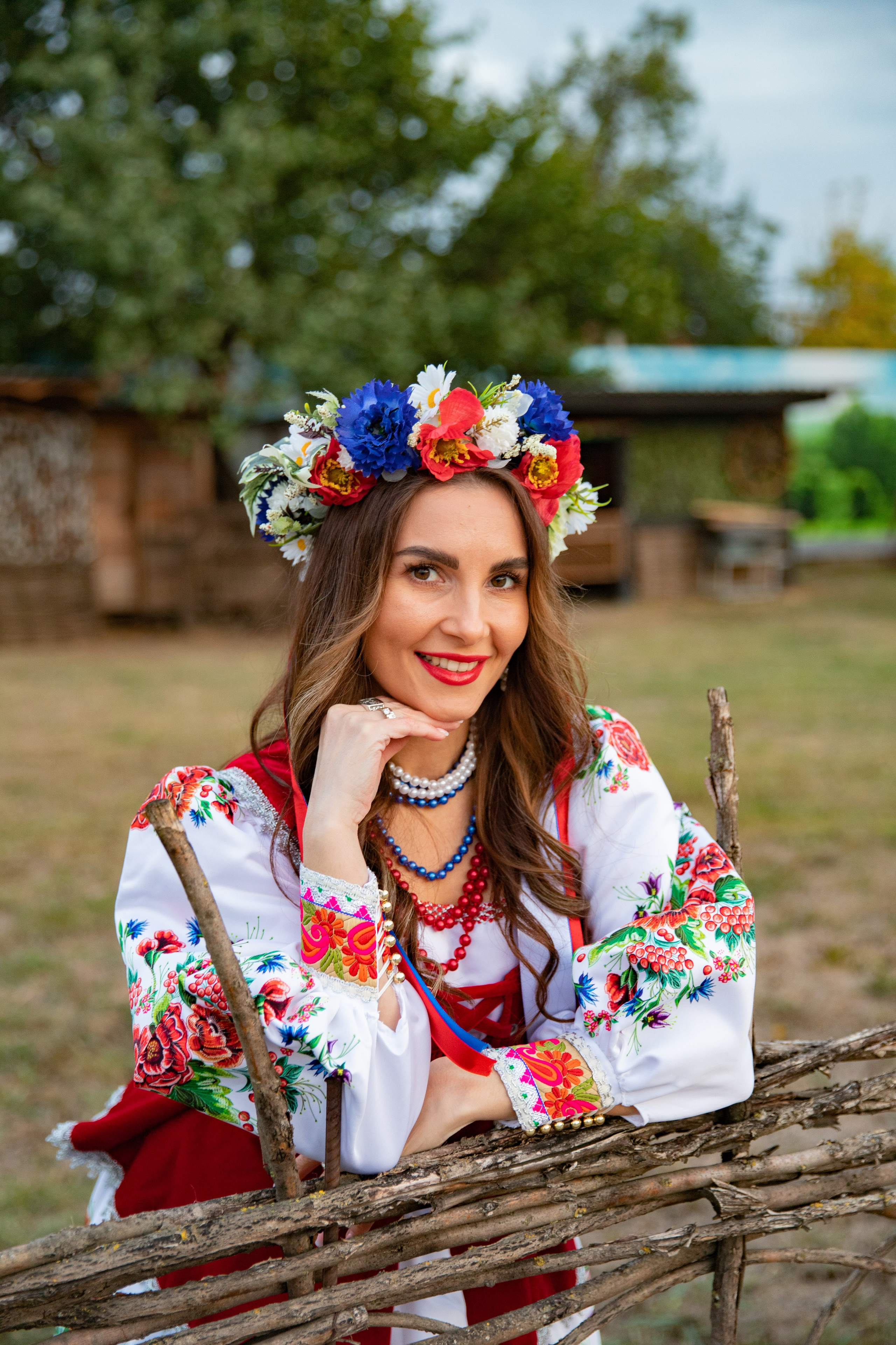 Фотосессия казачки на фоне хутора запечатлела традиционные образы и культуру, соединяя прошлое и современность 