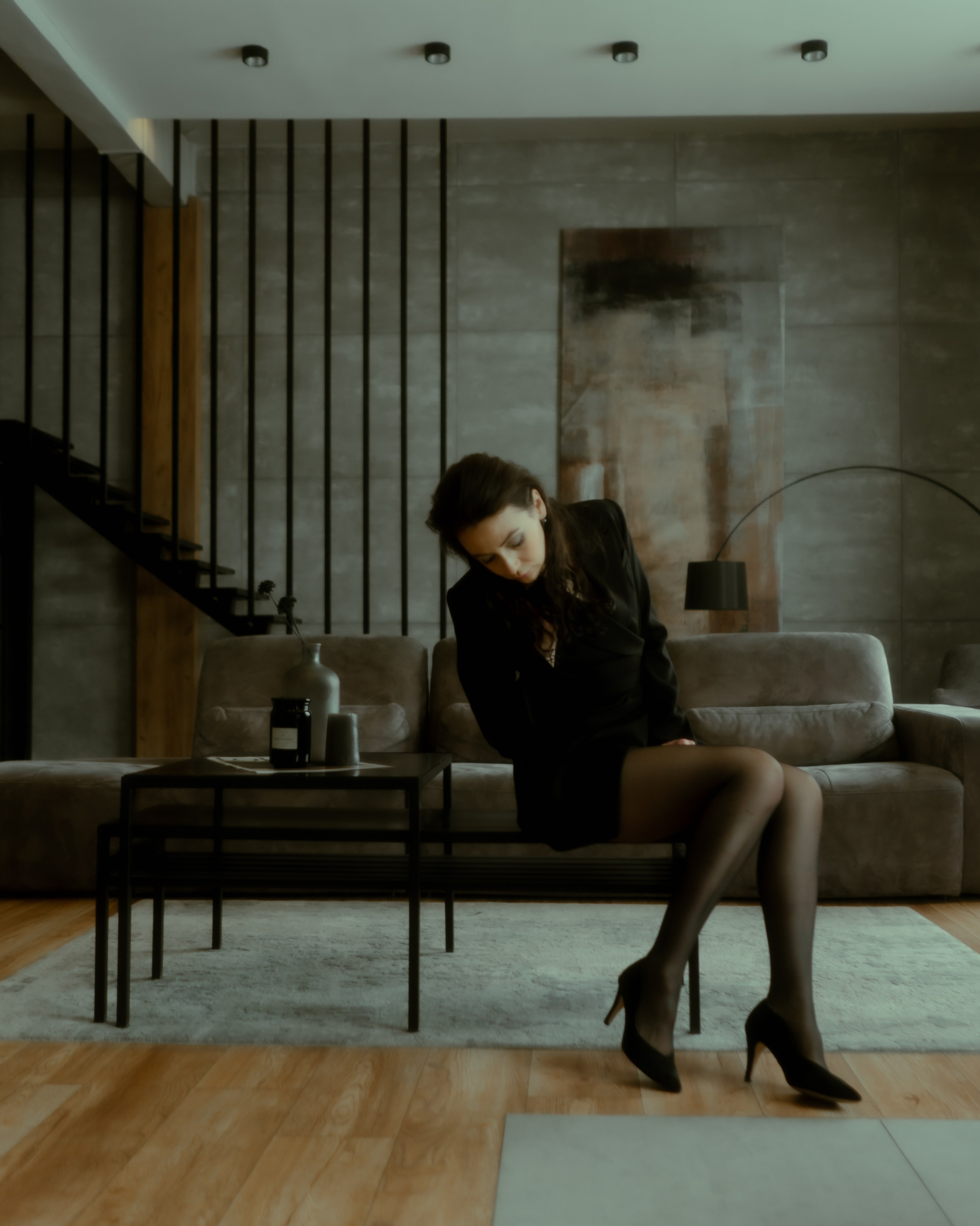 Женщина в пиджаке на голое тело, художественная будуарная съёмка, тёмная обработка