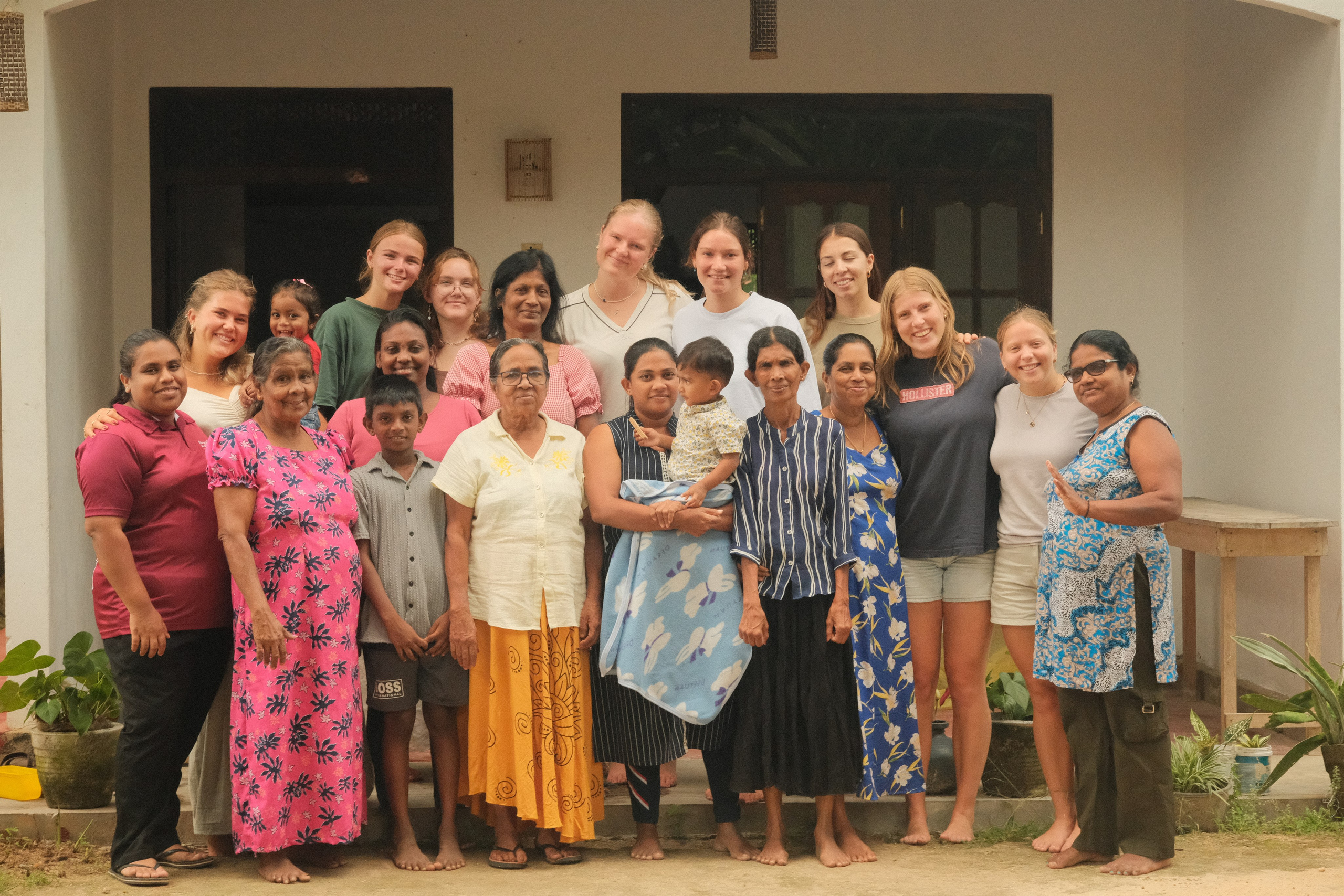 Volunteers. Creative travel photographer — Berg Daria