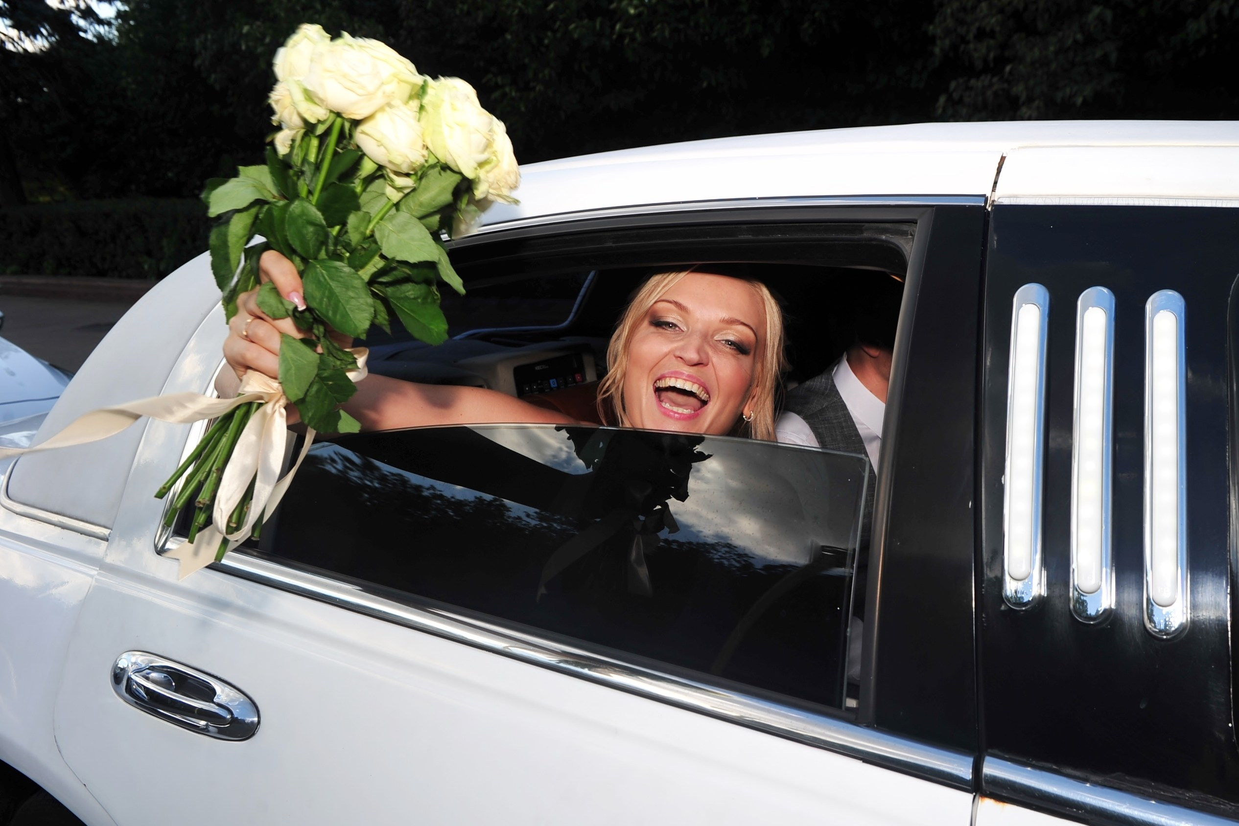 Свадьба на Воробьёвых Горах рядом с МГУ, невеста высовывается из окна машины, кричит, смеётся и размахивает свадебным букетом