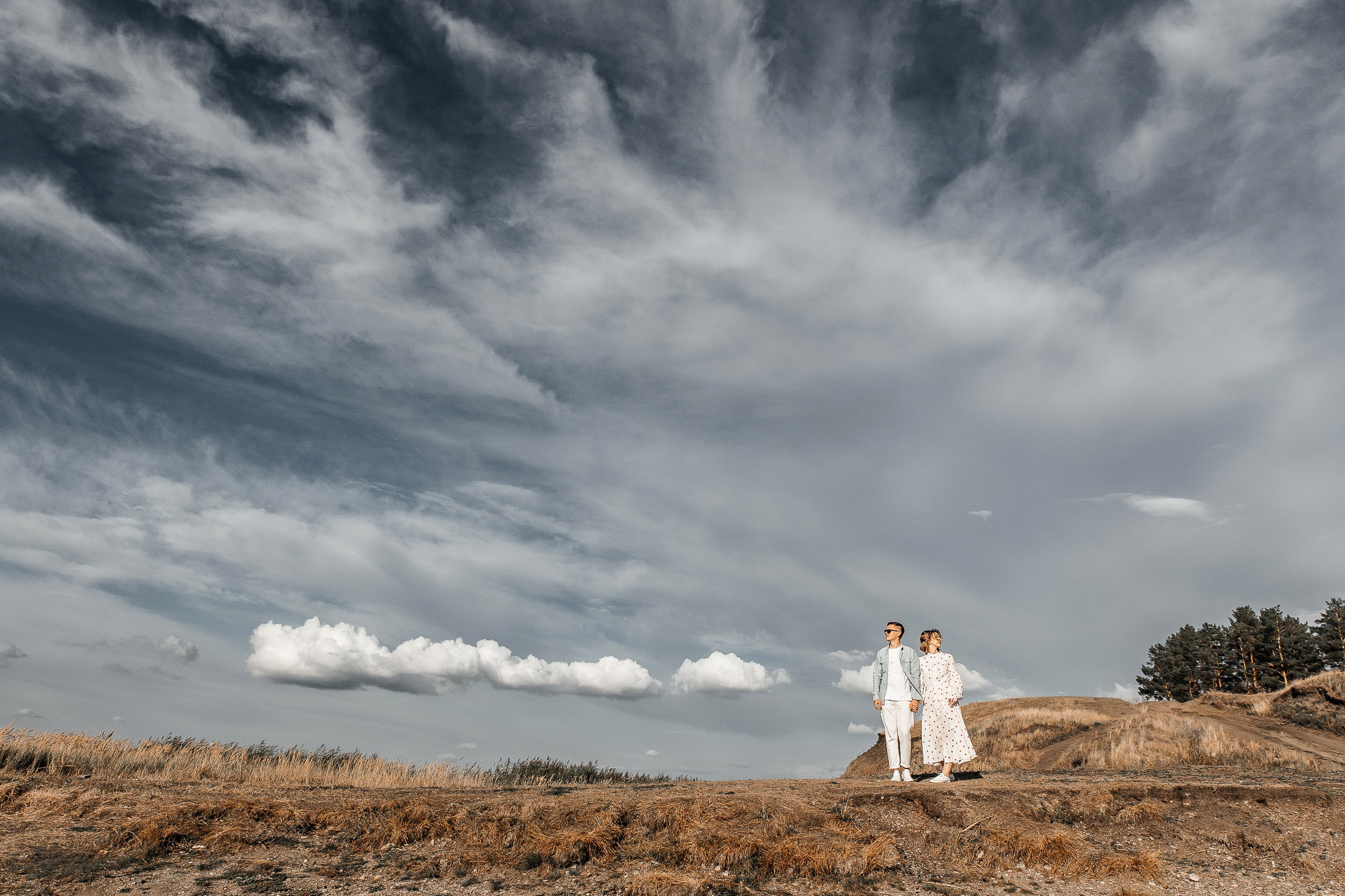 Здравствуйте! Я&nbsp;свадебный фотограф из&nbsp;Ульяновска, работаю в&nbsp;том числе по&nbsp;всей России и&nbsp;с&nbsp;выездом за&nbsp;границу. Снимаю свадьбы, lovestory, корпоративы, светский репортаж. Провожу обучение по&nbsp;фотографии, мастер-классы и&nbsp;воркшопы для других фотографов.