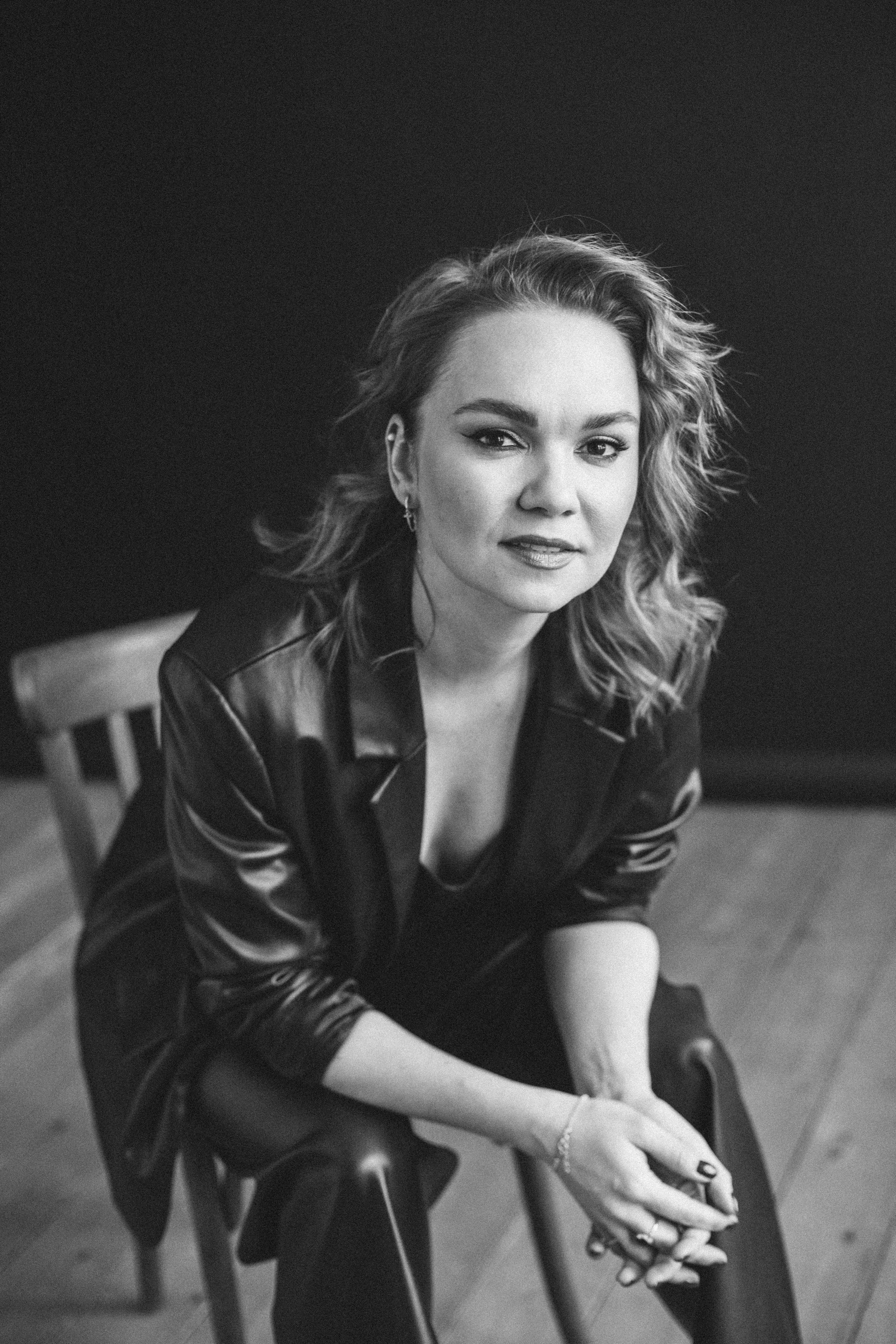 Черно-белый минималистичный портрет 