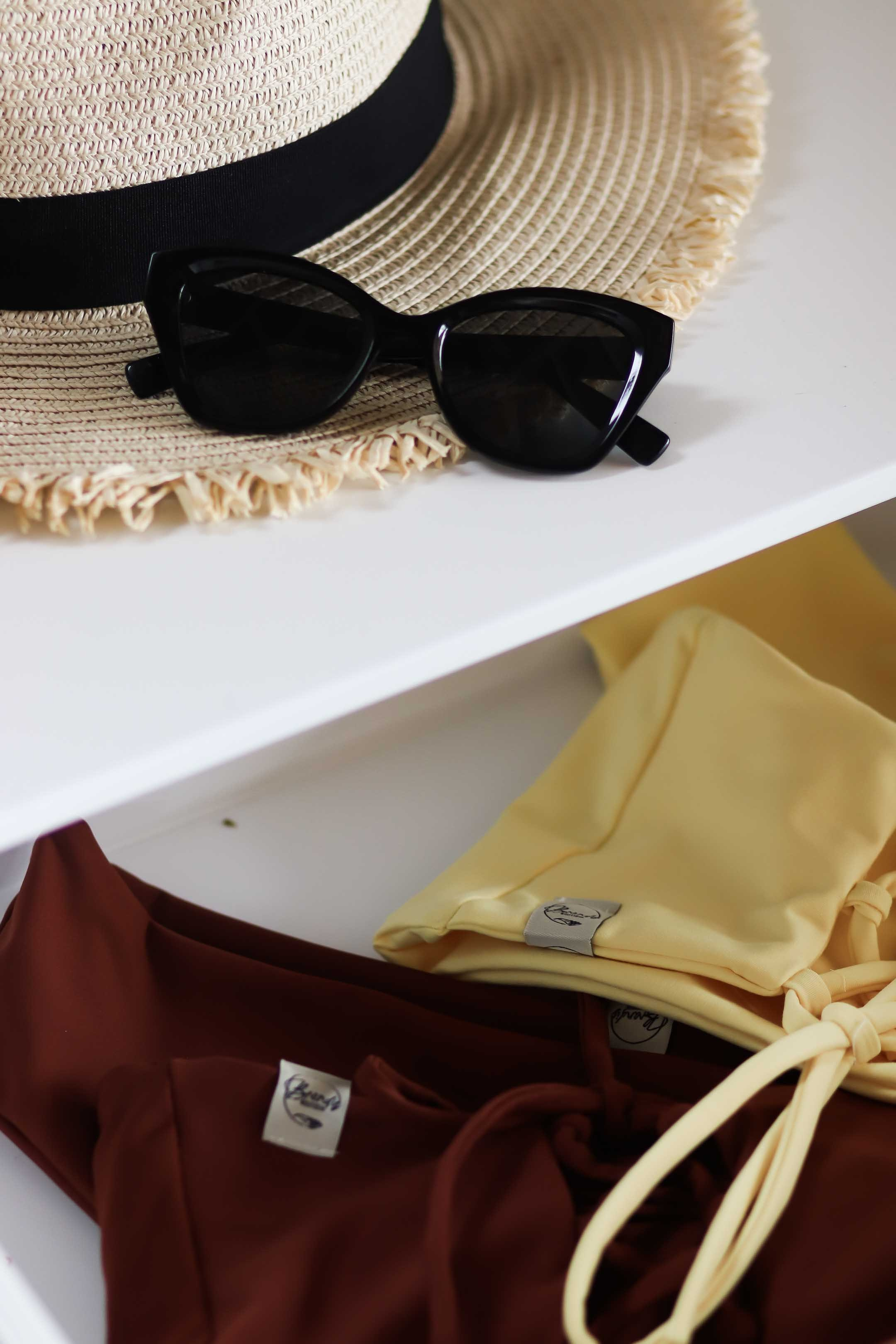 Коллекция купальников бикини. Фотограф на Шри-Ланке