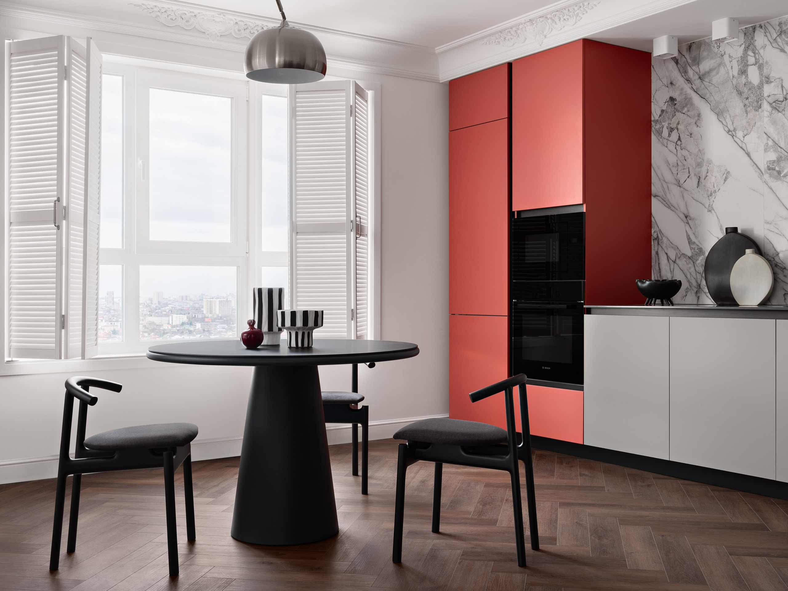 Стильный интерьер кухни с красными фасадами, черным круглым столом и панорамным окном, наполняющим пространство светом. Дизайнер Антон Логинов, стилист Алёна Мощенская, фотограф Сергей Денисенко.