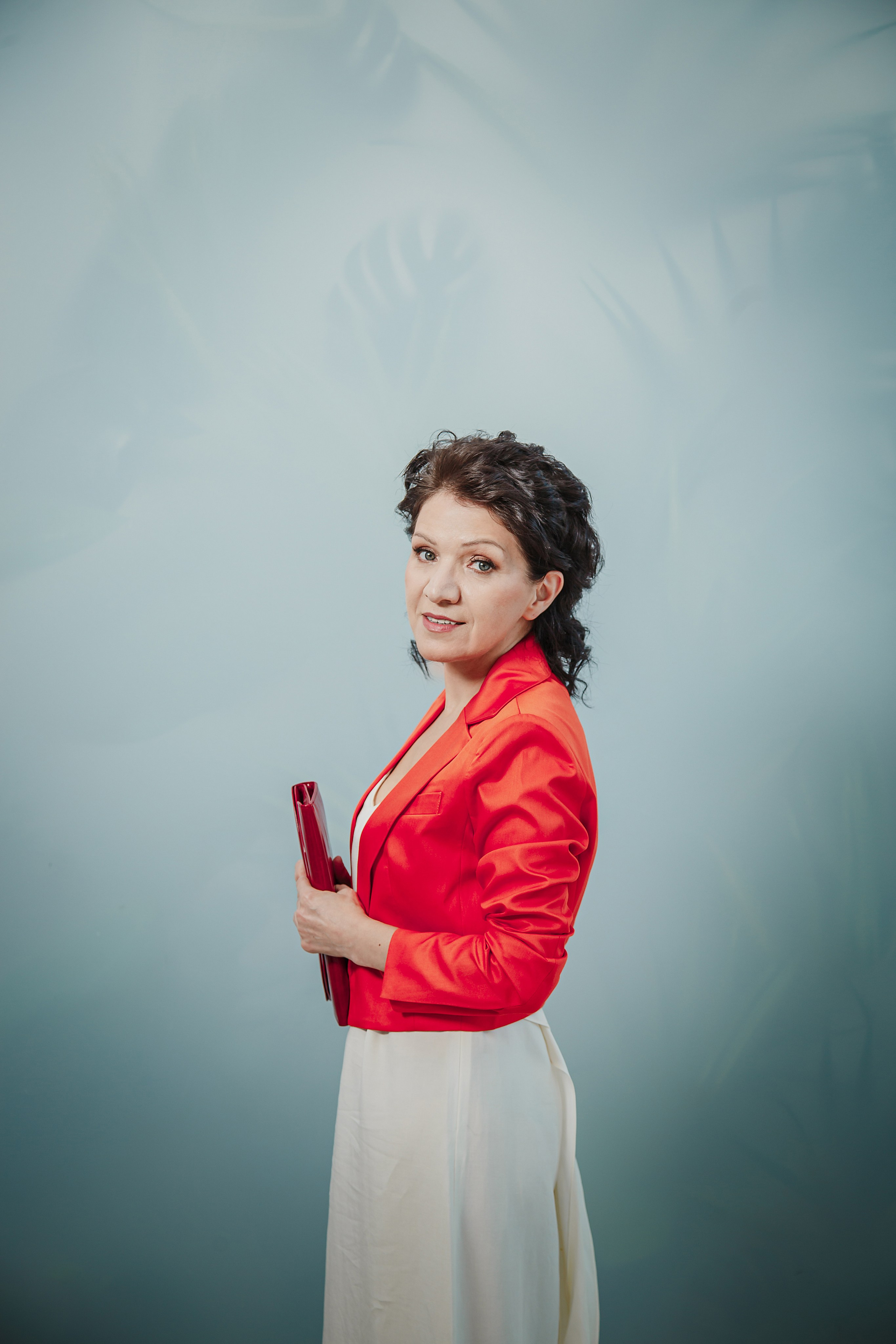 Женский коуч в светлой студии — брендовая фотосессия в Москве, Портрет женского коуча в деловом образе — фотосессия для личного бренда, Фотосессия для эксперта в офисной локации студии Москва, Женский коуч в повседневном образе — контент для соцсетей, Профессиональный бренд-фотограф в Москве — женский коуч, Образ женского коуча для сайта и продвижения в соцсетях, Разнообразные образы на брендовой фотосессии для эксперта, Светлая студия с офисными локациями — фотосессия для коуча, брендовая фотосессия для эксперта, фотосессия для женского коуча, бренд-фотограф Москва, фотосессия личный бренд, фотосессия для сайта, фотосессия для соцсетей, фотосессия для продвижения, фотосессия в студии Москва, фотосессия для эксперта Москва, профессиональная фотосессия для коуча. Катерина Сысуева, Рина Сысуева, rina_sphoto