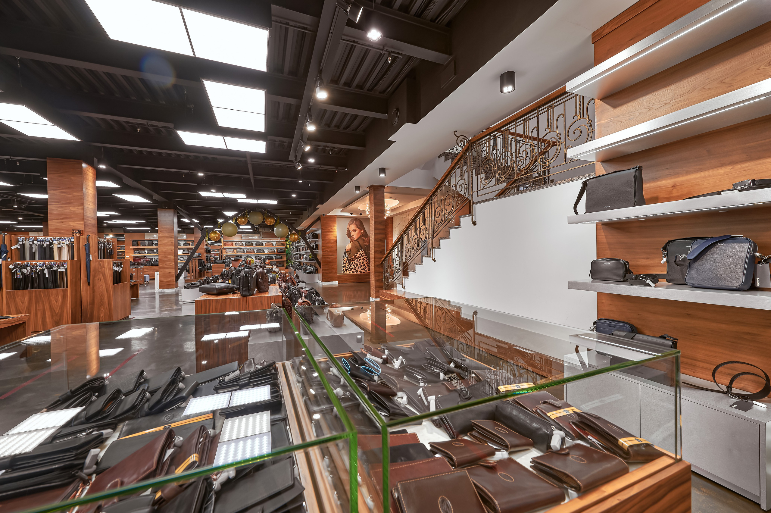 Портфолио по интерьерной и экстерьерной фотосъёмки: Мир сумок — Левый берег. Фотограф Яковлев Роман — Красноярск