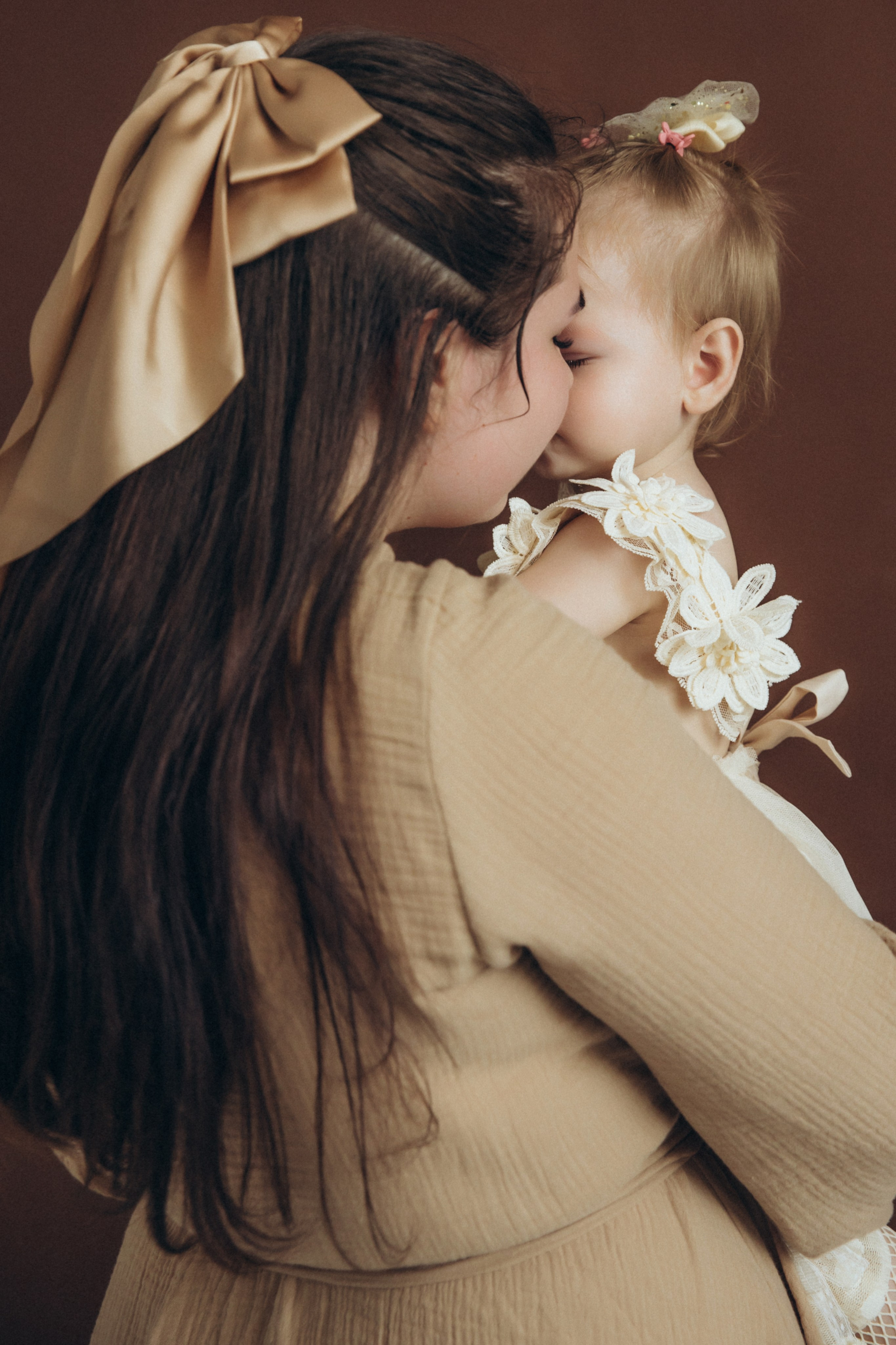 Полина с мамой. Фотограф на крещение в Рязани. Семейный фотограф