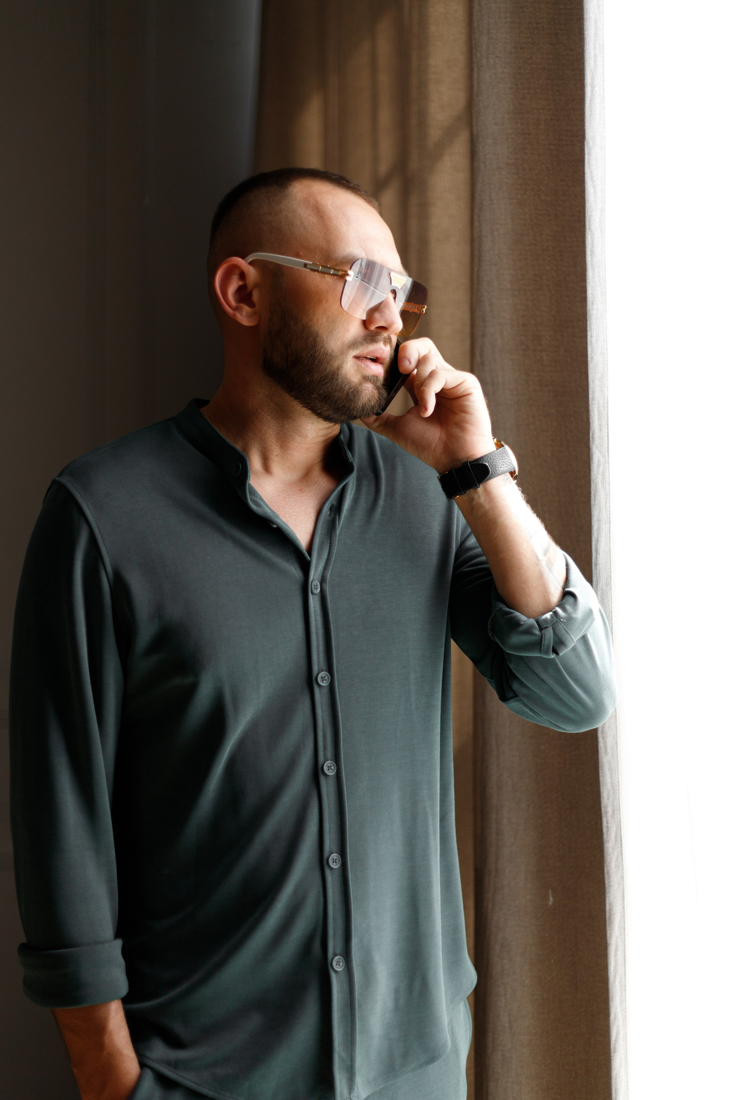 Мужская фотосессия в Новосибирске: запечатлею силу, харизму и стиль делового мужчины. Фотограф Ольга Баранова