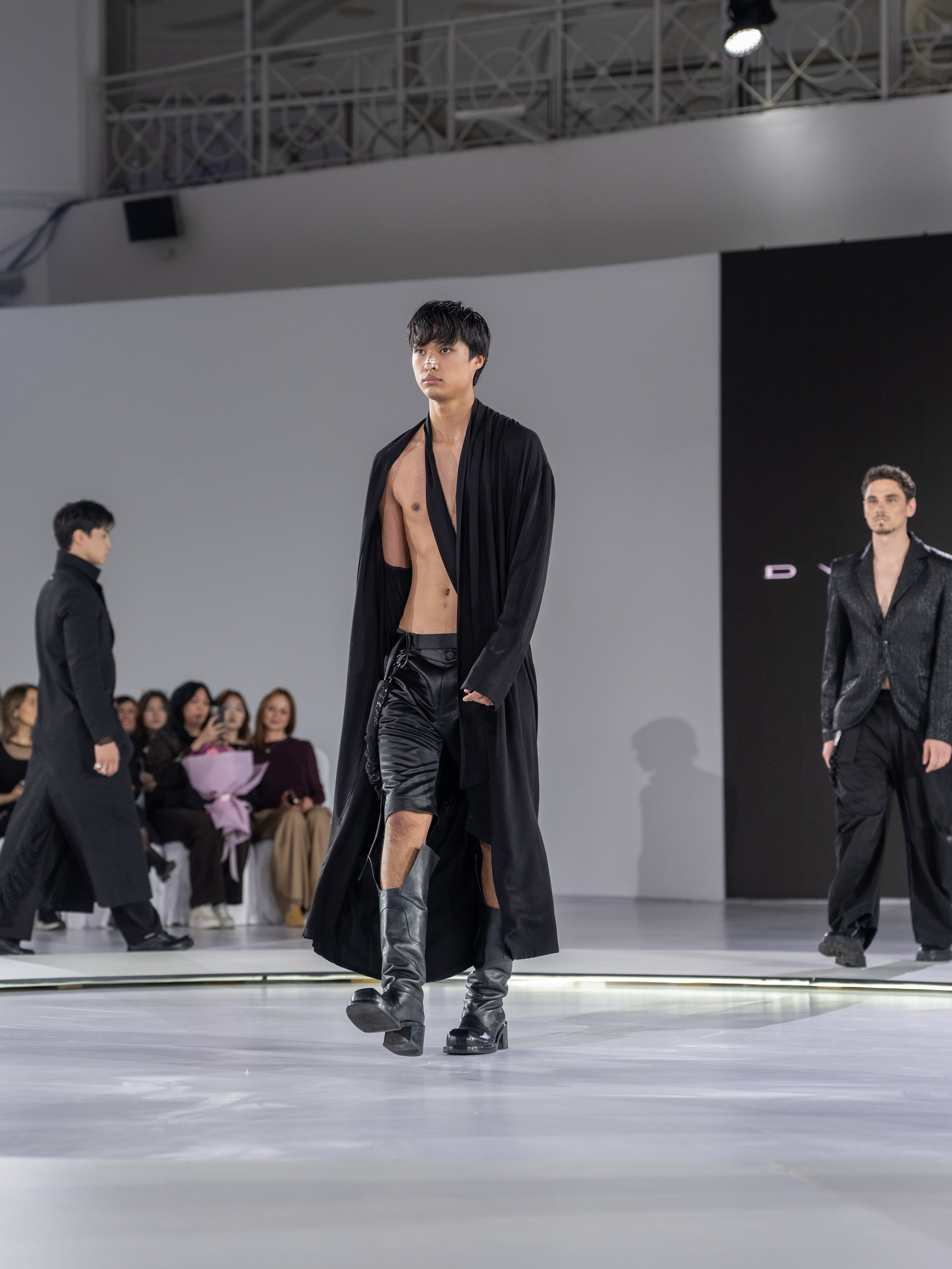 Дизайн DVALI. Сайт Алматинского НЮ АРТ, будуар и фэшн фотографа Дениса Карпенко