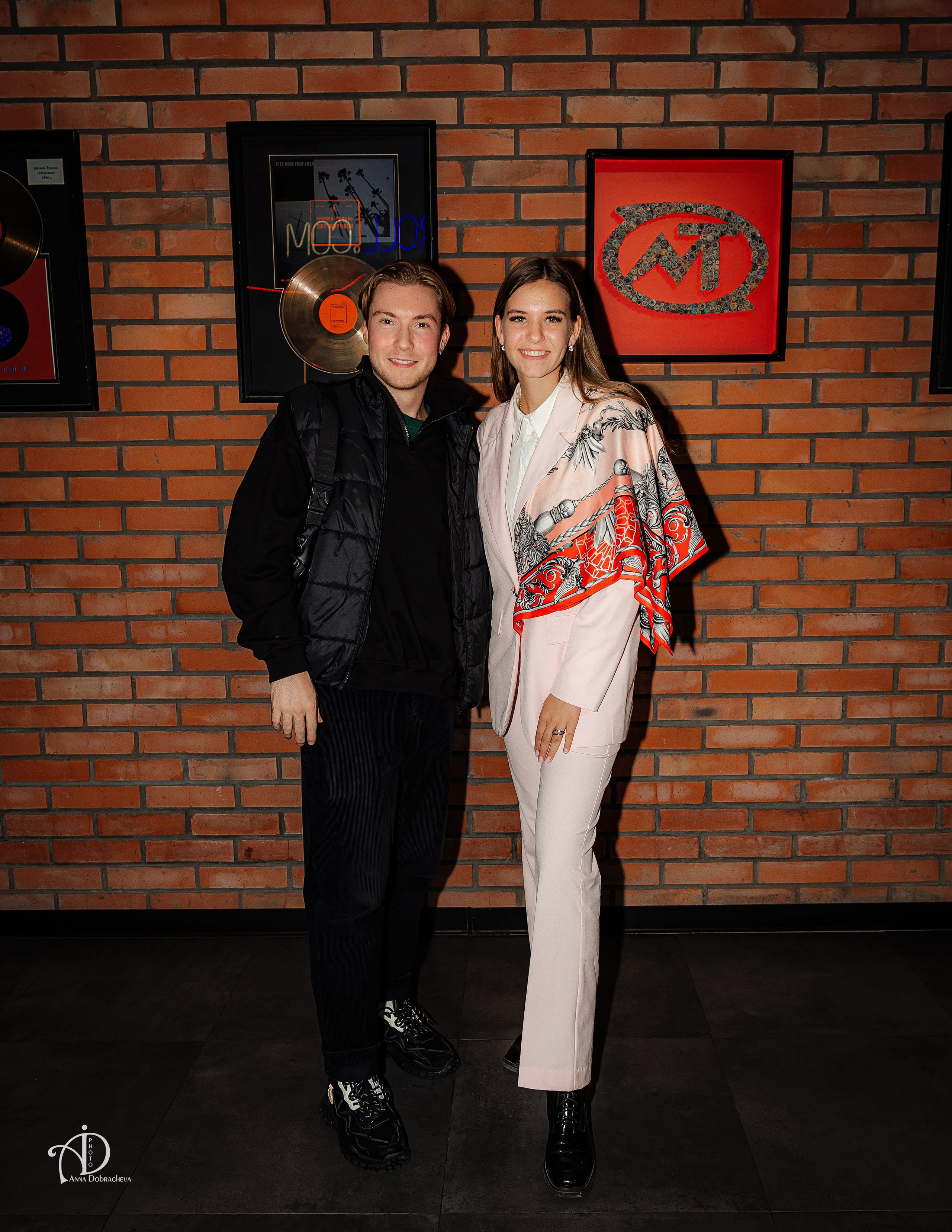 Журналист Рената Бабанина и ведущий Артём Адамов на премьере клипа "Караваны снов" исполнителя DJ Sasha Born