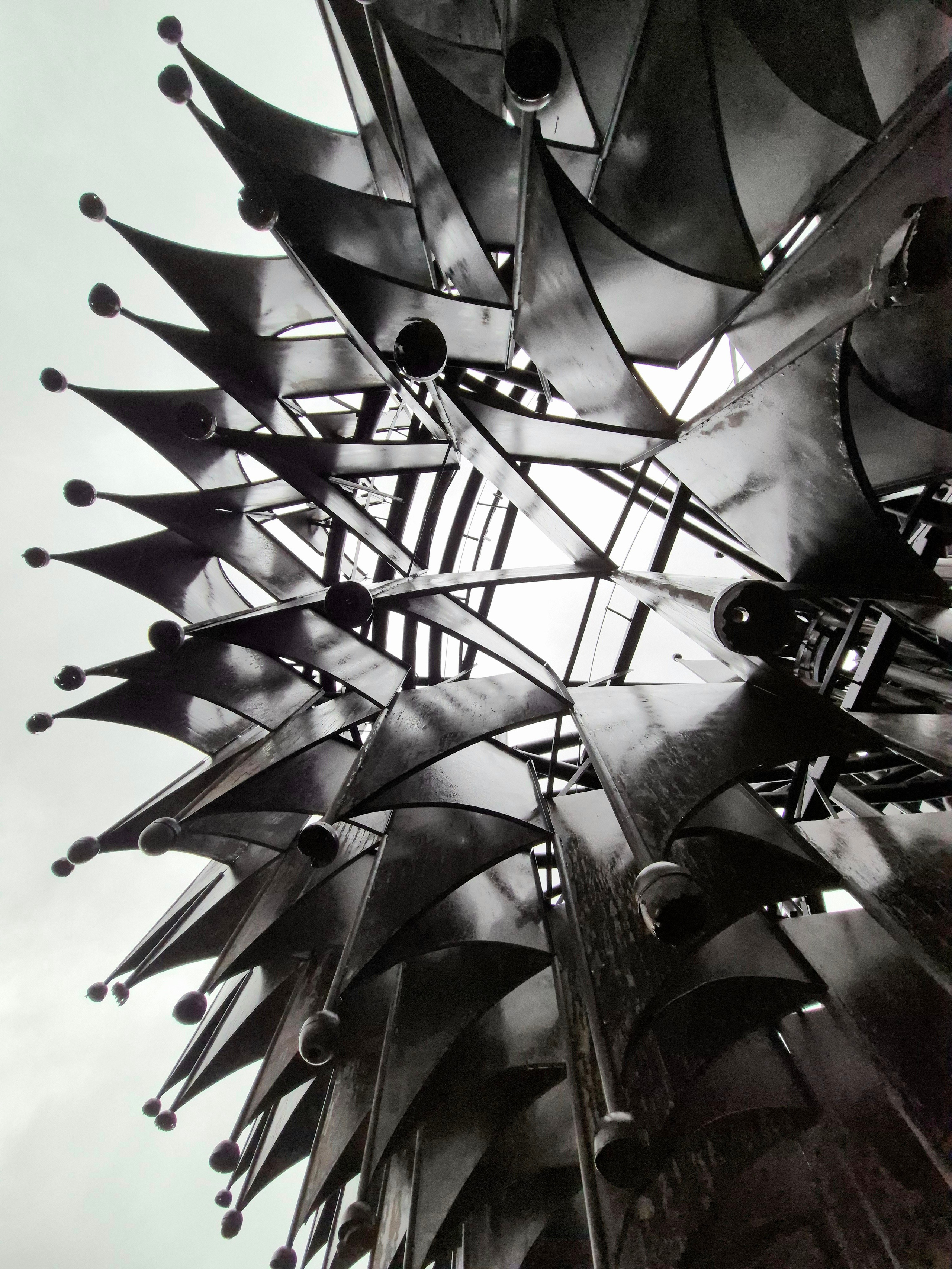 Сейчас это атмосферный памятник истории, в заброшенном парке с полуразрушенной чашей фонтана