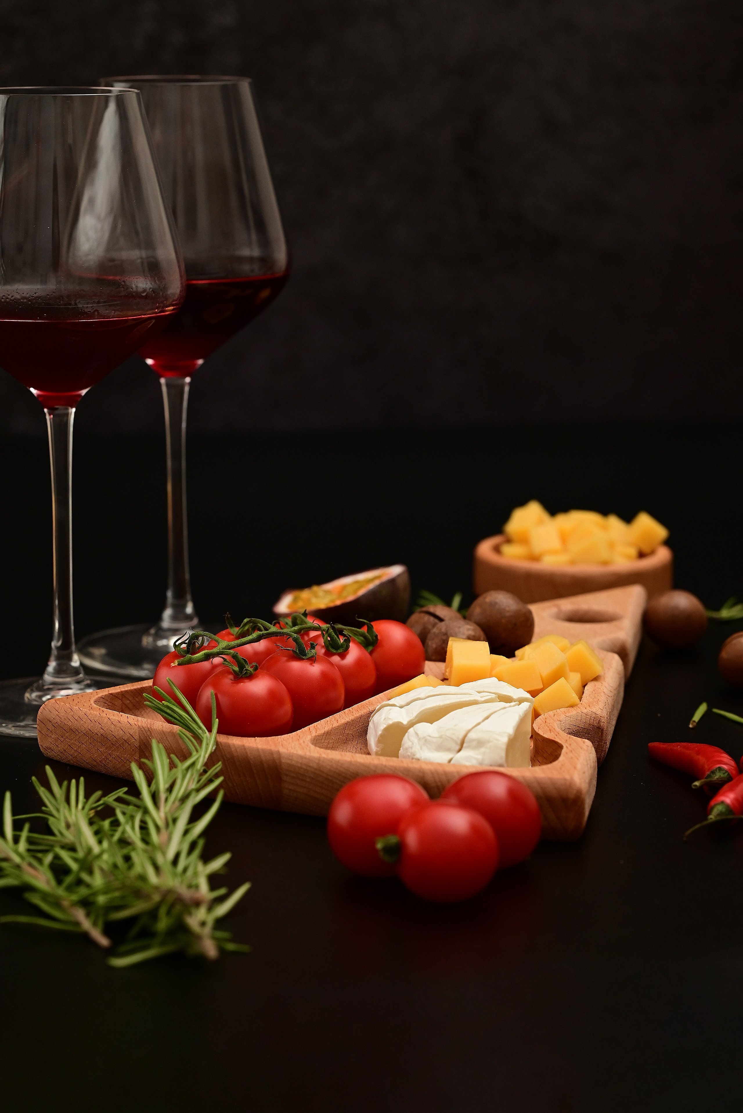  каталожная съемка, рекламное фото,фудфото  , масло сыродавленное на черном зеркальном фоне