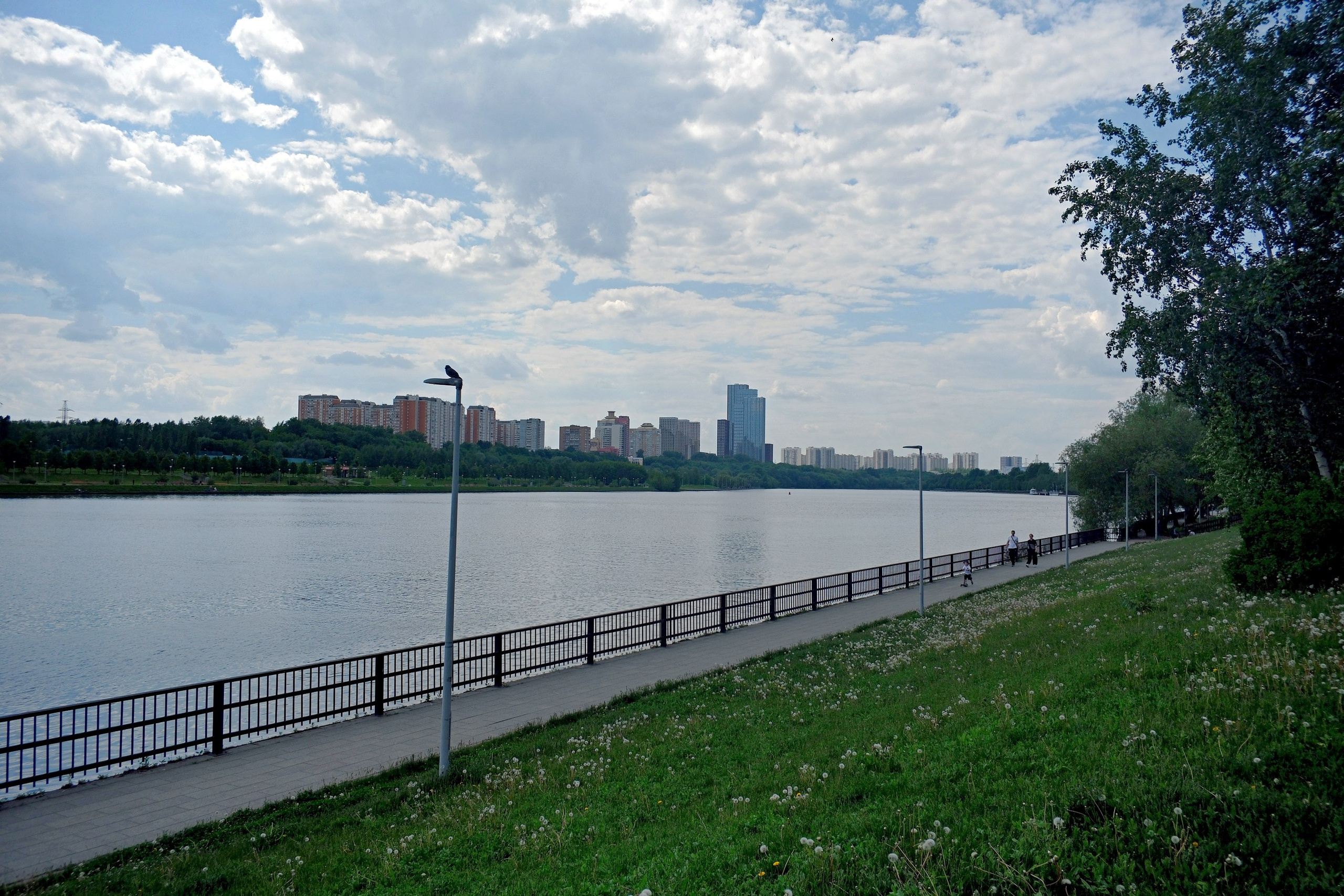 Парк 850 лет Москве. Снято на Voigtlander 18/2,8 Color-scopar. Улица, люди, жизнь…