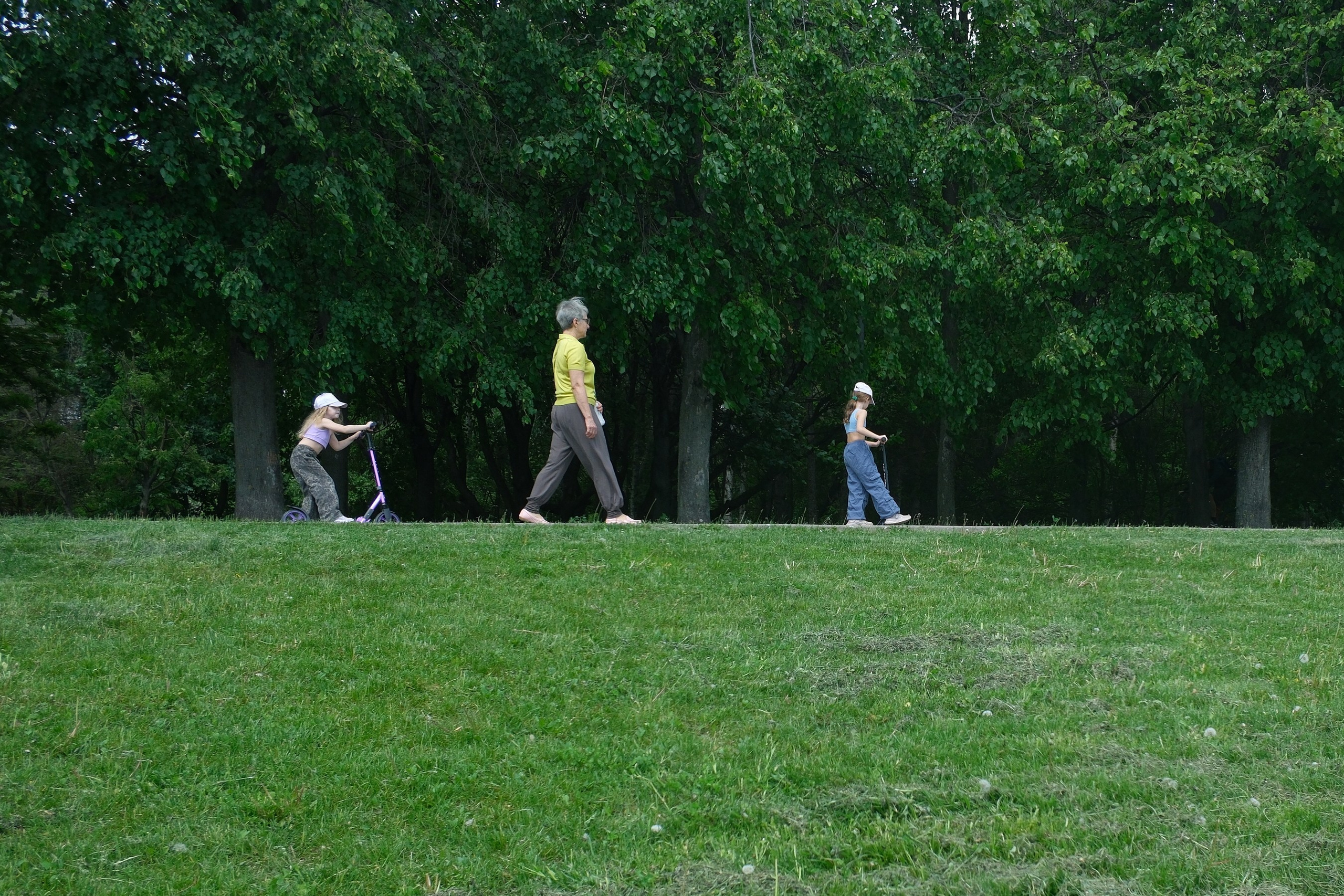 Парк 850 лет Москве. Снято на Voigtlander 18/2,8 Color-scopar. Улица, люди, жизнь…