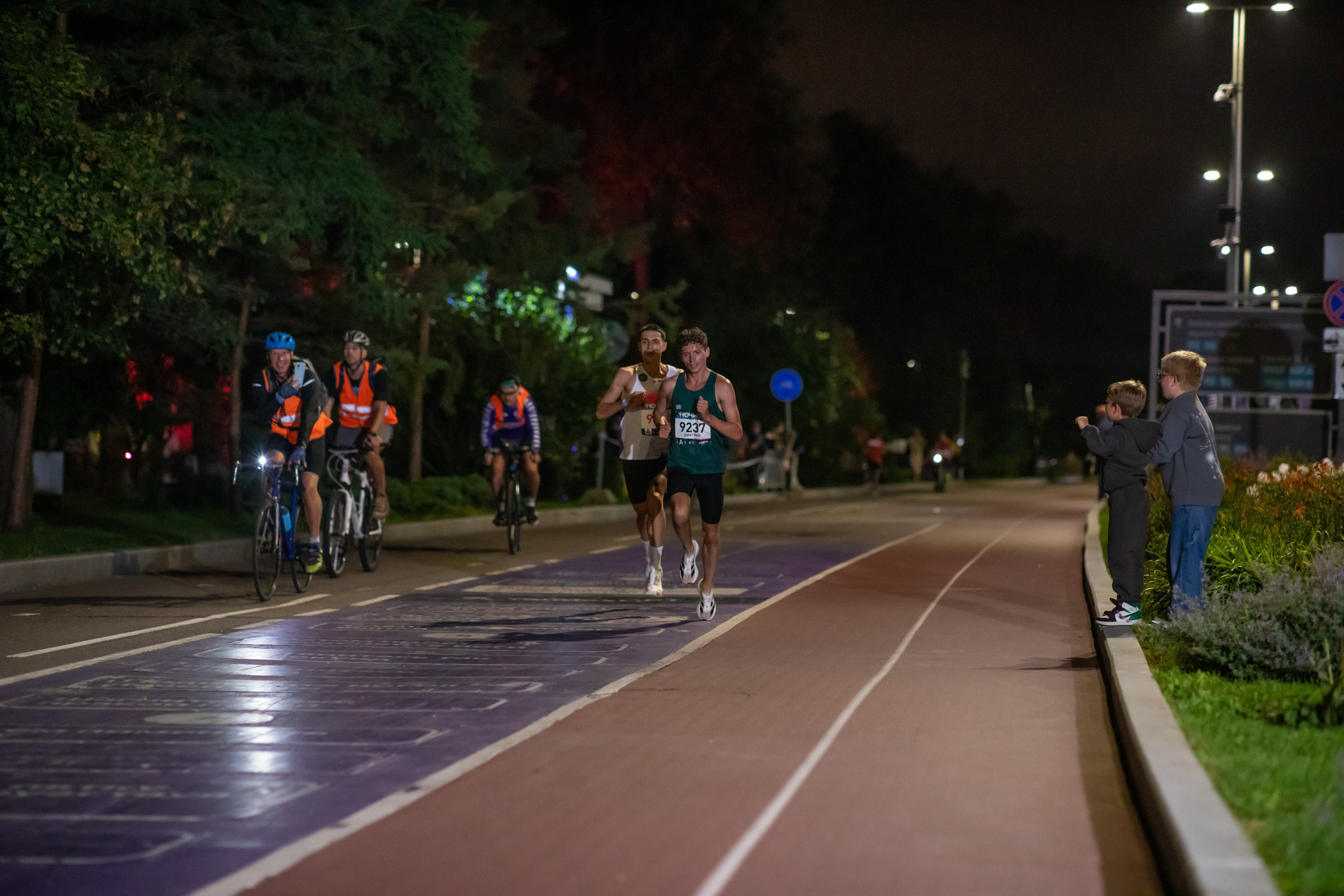 Ночной забег в ленте фотографий бегунов 03.08.24. Фотограф Сергей Ловкий