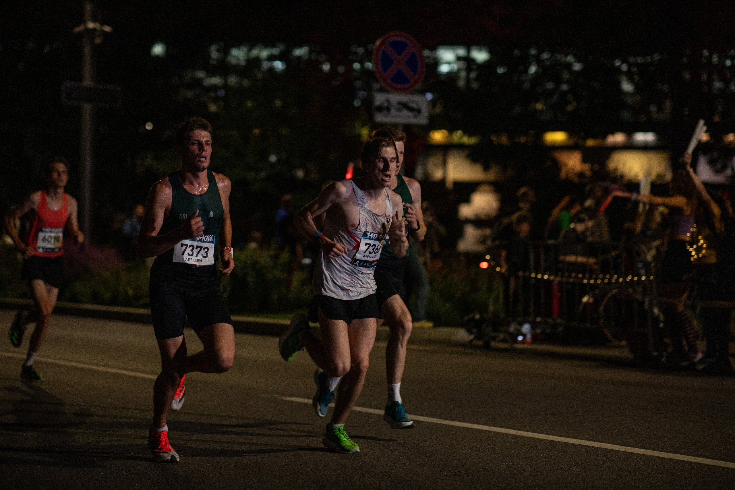 Ночной забег в ленте фотографий бегунов 03.08.24. Фотограф Сергей Ловкий