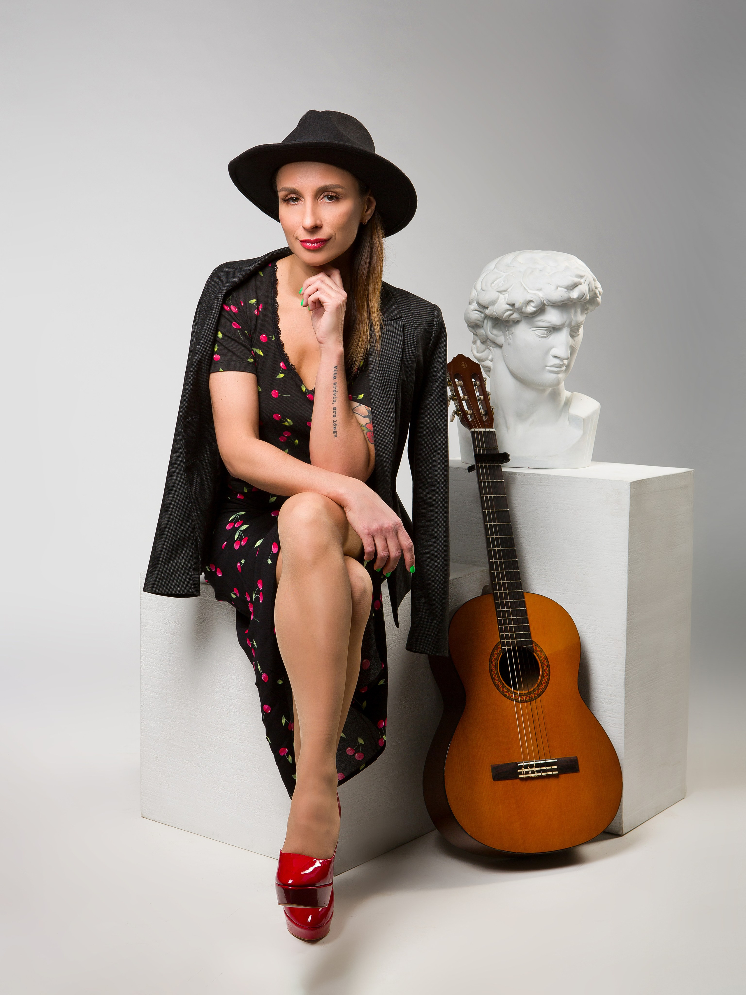 Девушка с гитарой. Фотограф Мария Кольцова