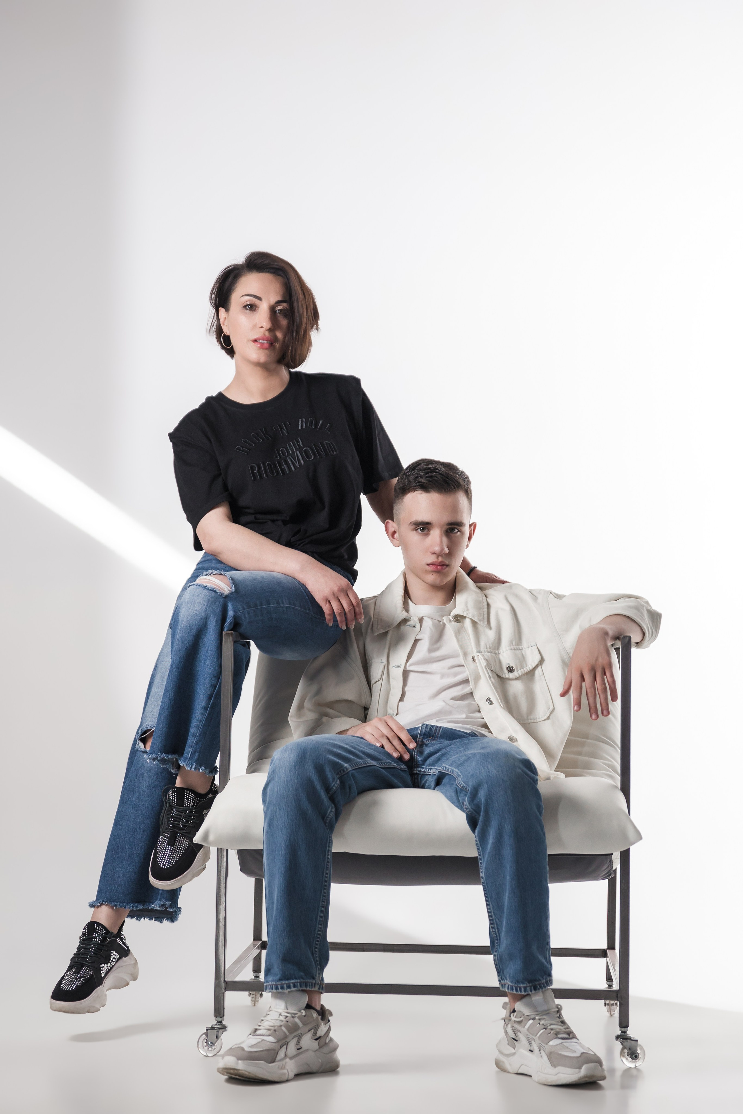 Мама и сын_циклорама. Фотограф Воронеж, Новая Усмань Мария Бублик