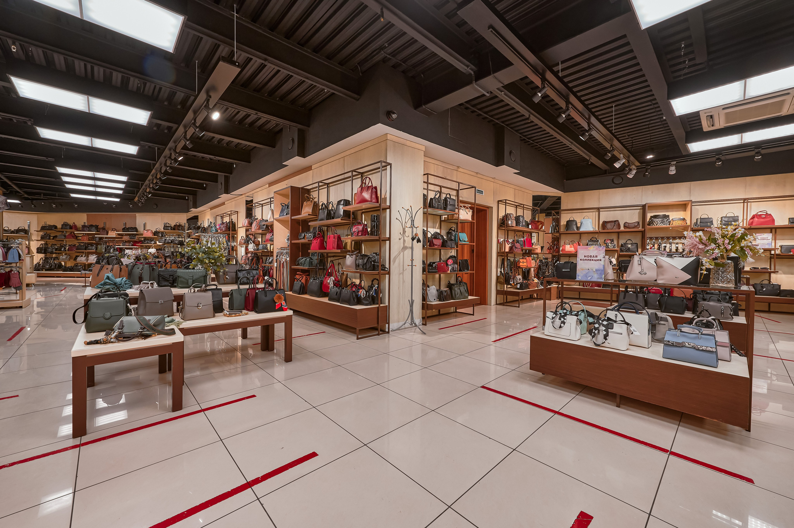 Портфолио по интерьерной и экстерьерной фотосъёмки: Мир сумок — Левый берег. Фотограф Яковлев Роман — Красноярск