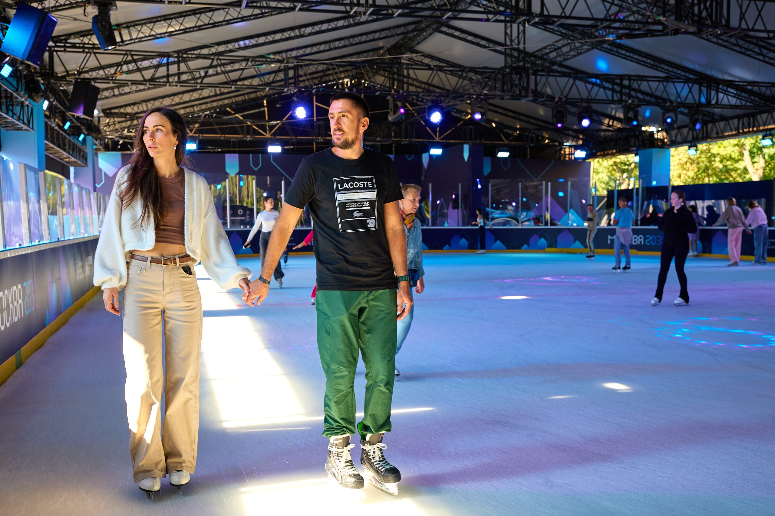 Репортажная съемка прогулки по набережной Москвы