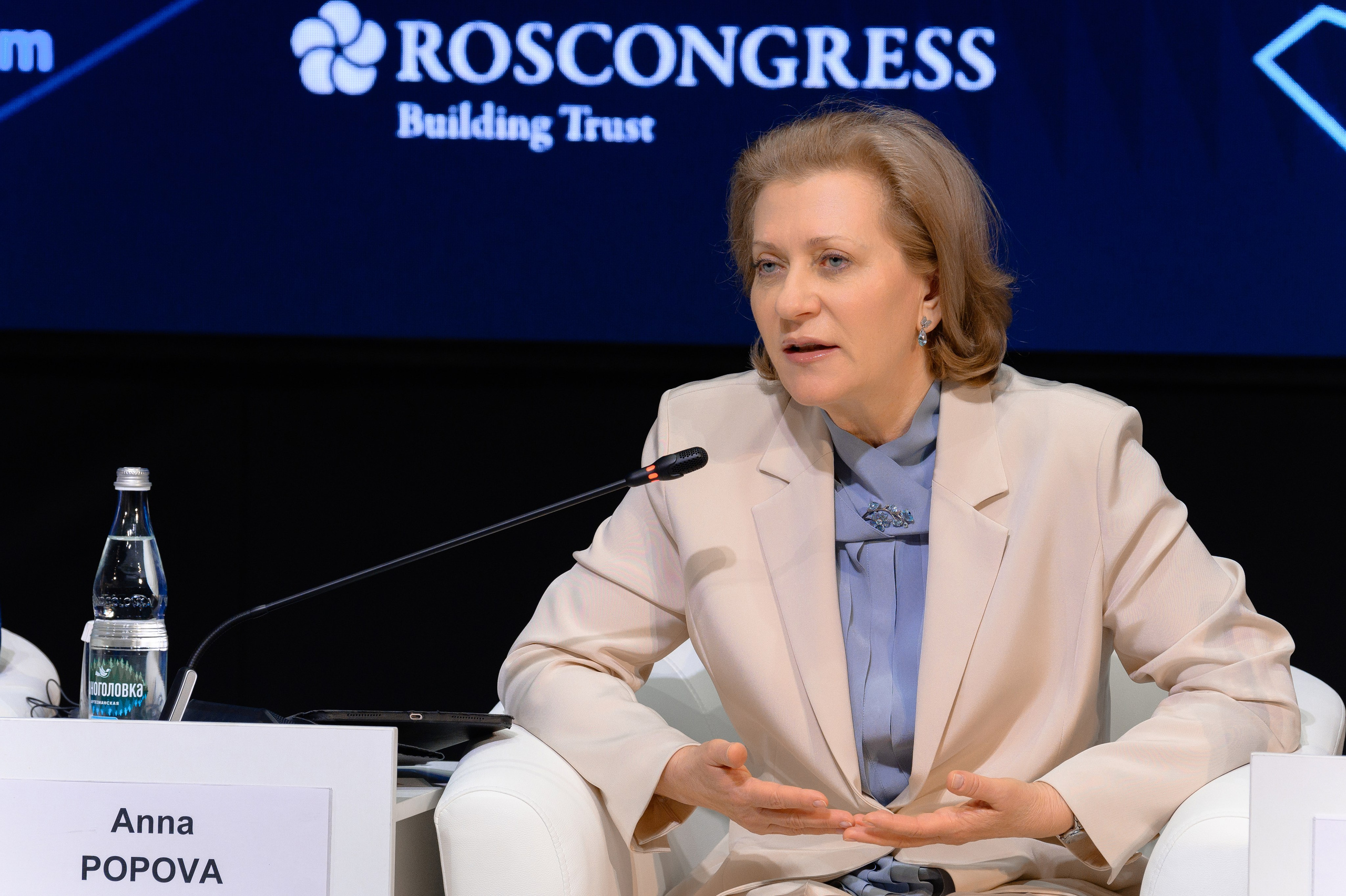 Выставки: Фотография с выставки, на которой посетители изучают представленные экспонаты. Скворцова Вероника. Татьяна Голикова. Михаил Мурашко. Единая Россия. Дума. Министр Здравоохранения. ФМБА. Правительство России. Фотография с форума, на которой участники активно участвуют в дискуссии. Форум здоровое общество