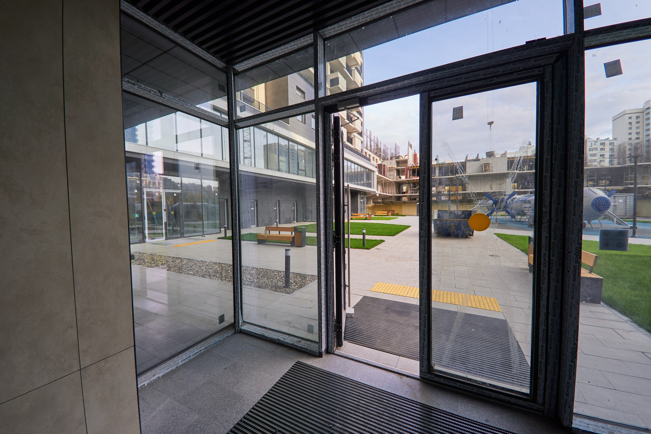 Жилой комплекс Гранд-Империалъ. Подъезд.