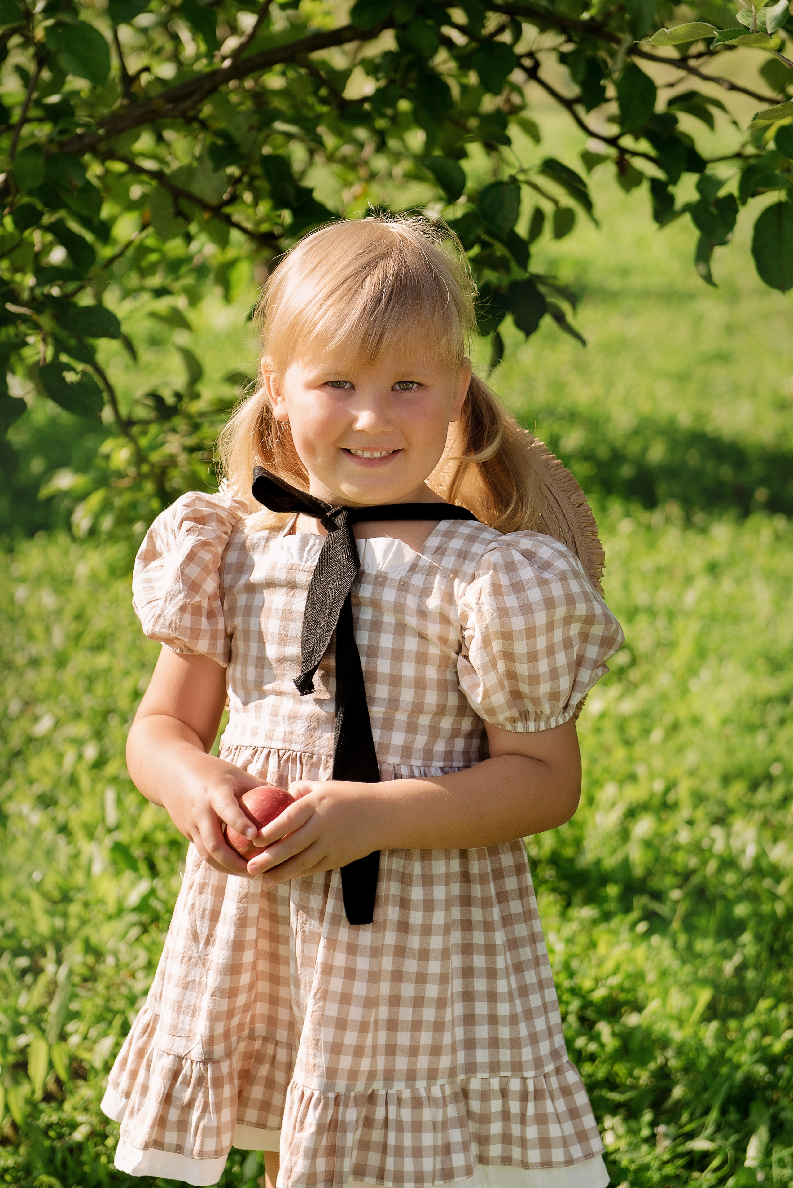 Яблоневый сад. Детский фотограф в Долгопрудном и Москве
