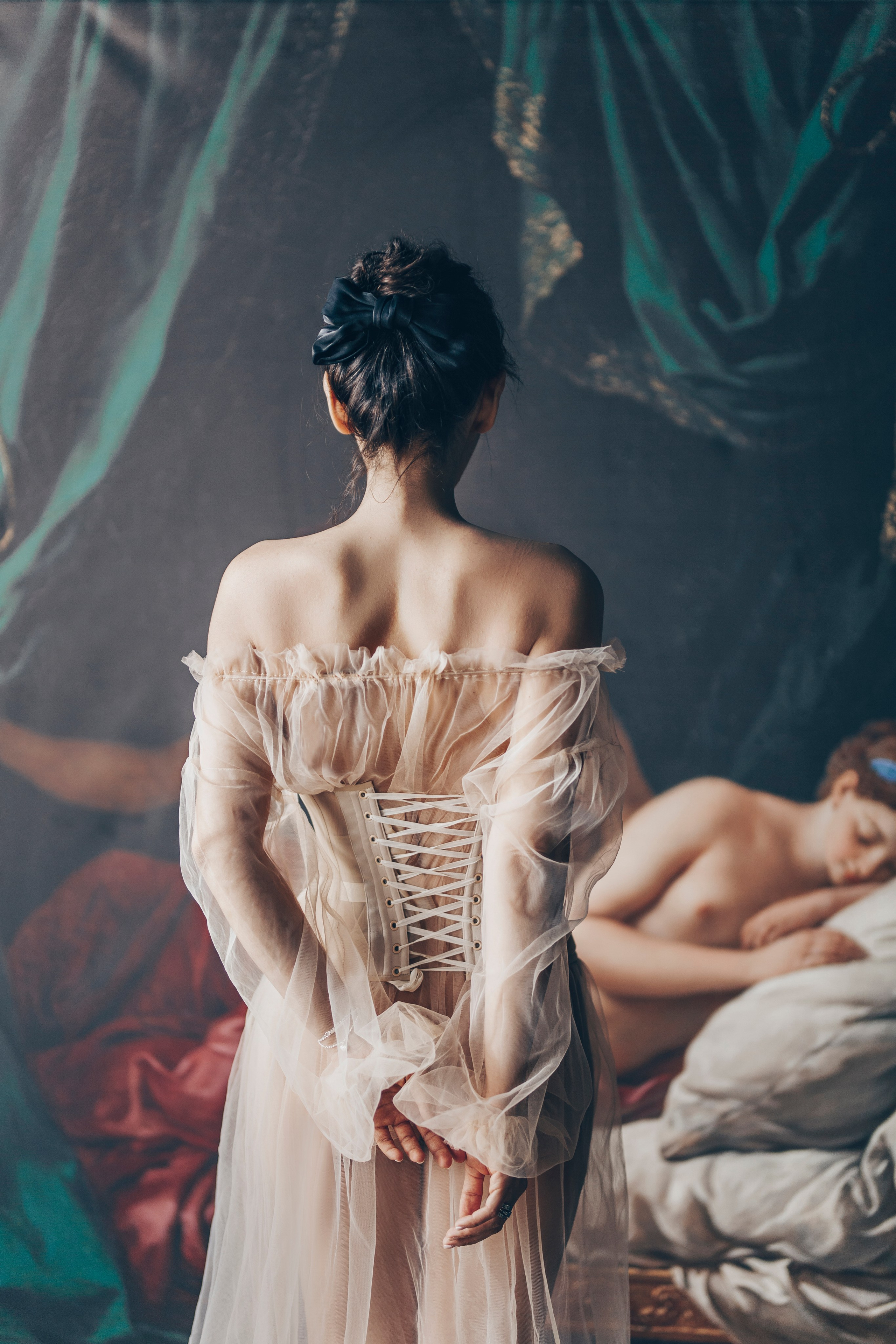 девушка со скрещенными руками сзади и в корсете 