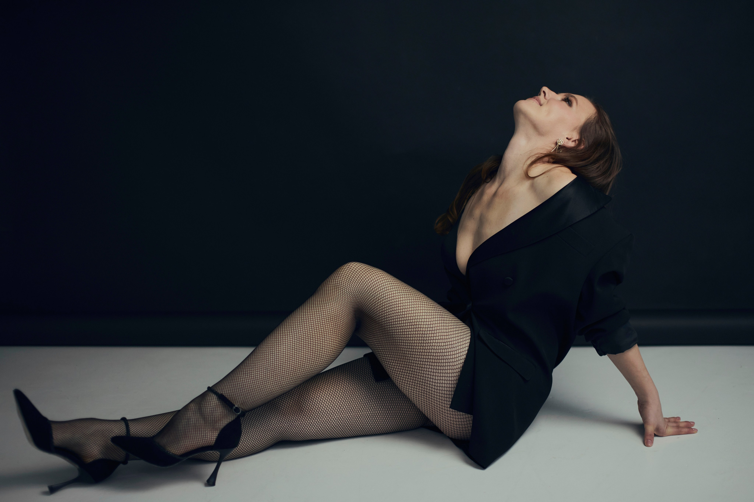 Студийные портреты для Виктории в эффектном образе. Репортажный и женский фотограф в Новосибирске