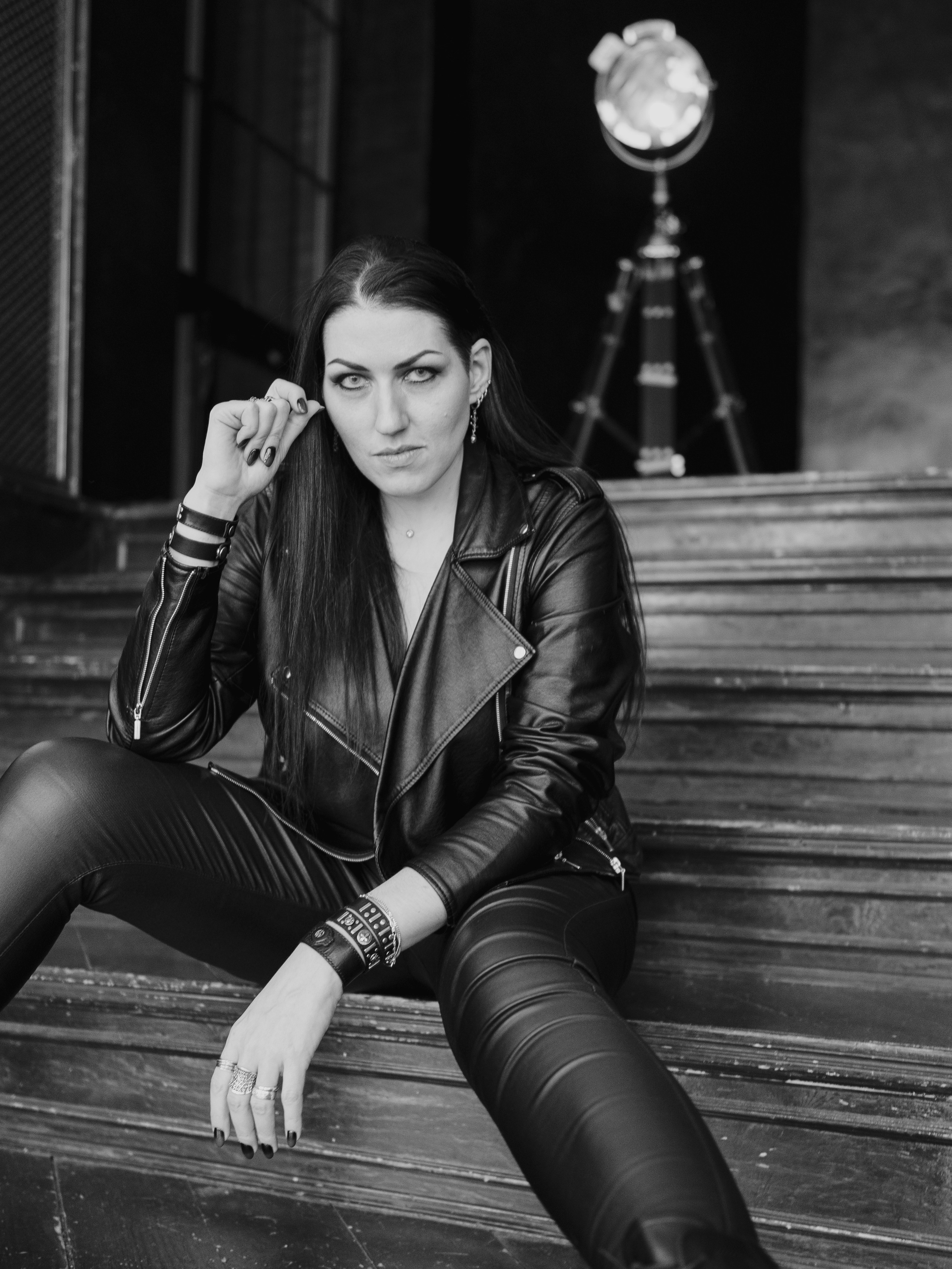 Студийный портрет в кожаных брюках