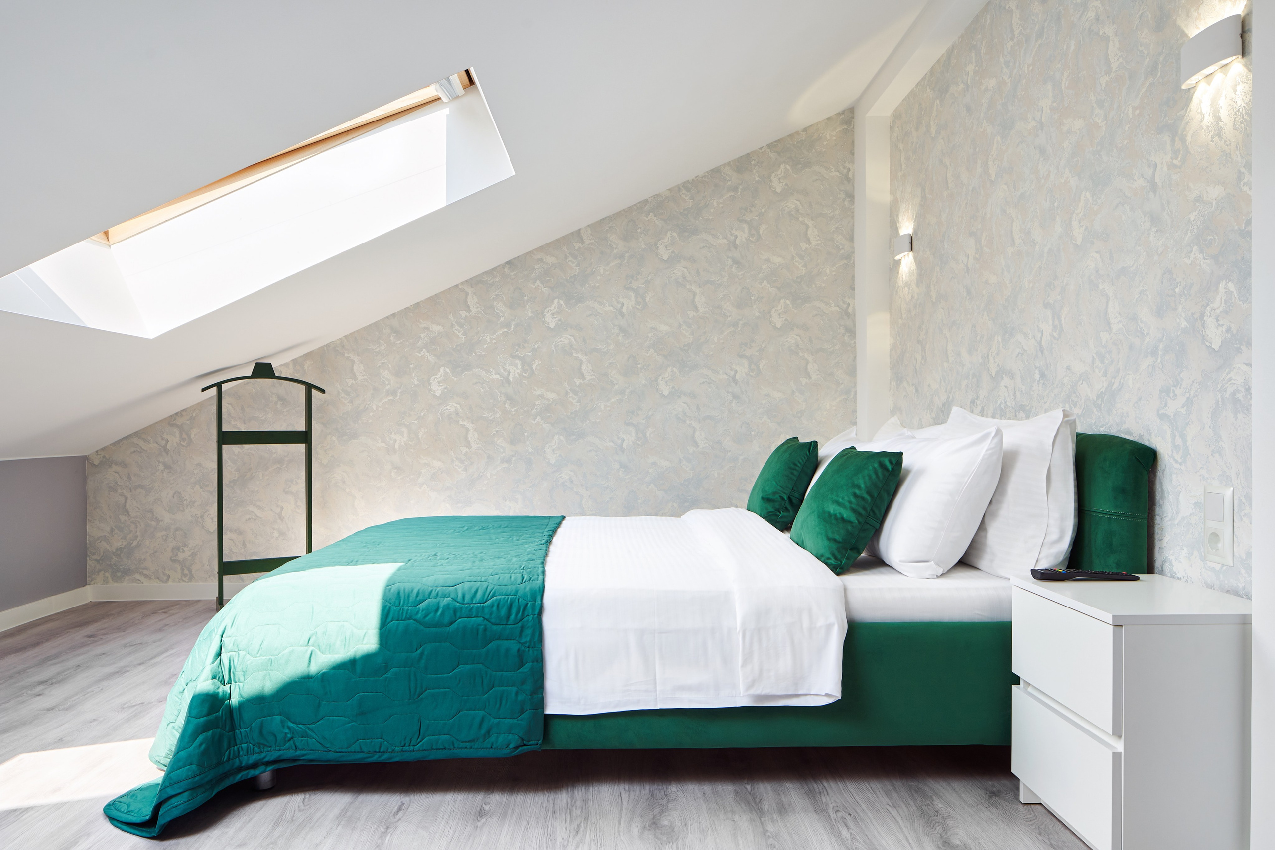 Спальня-мансарда, зеленая кровать, солнечный свет 