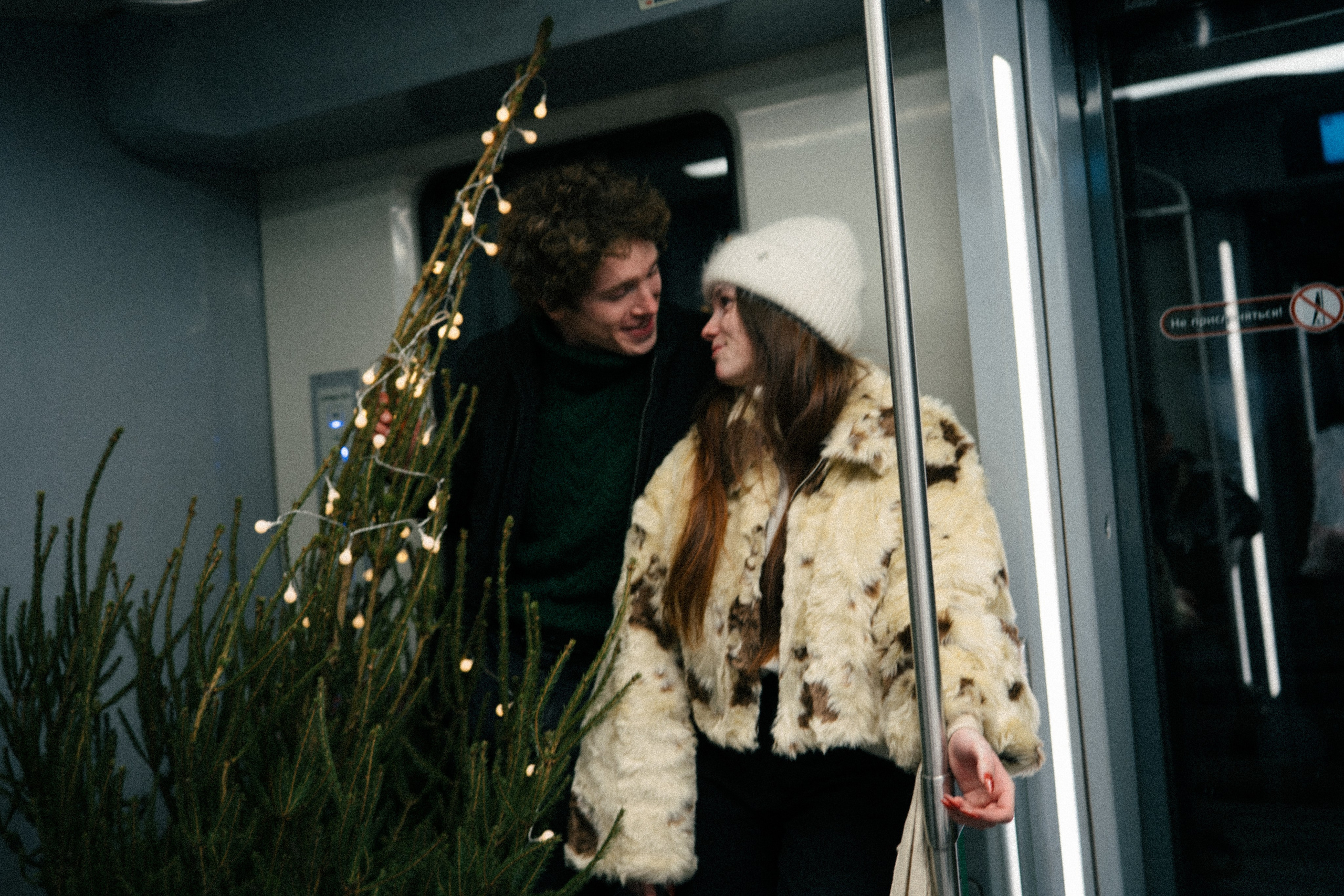 НОВОГОДНЯЯ ПРОГУЛКА ПАРЫ ПО ЧЕРНЫШЕВСКОЙ ПЕРЕД НОВЫМ ГОДОМ. Профессиональный фотограф, Санкт-Петербург — Виктория Богомолова