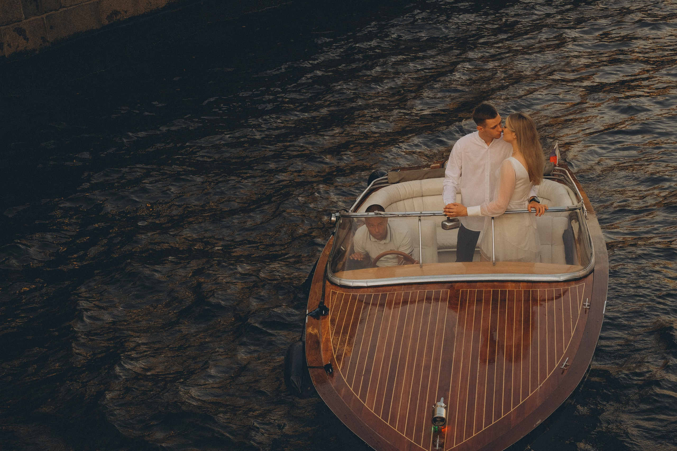 СВАДЕНБНАЯ СЬЕМКА НА КАТЕРЕ ПО КАНАЛАМ САНКТ-ПЕТЕРБУРГА И В АКВАТОРИИ НЕВЫ. Профессиональный фотограф, Санкт-Петербург — Виктория Богомолова