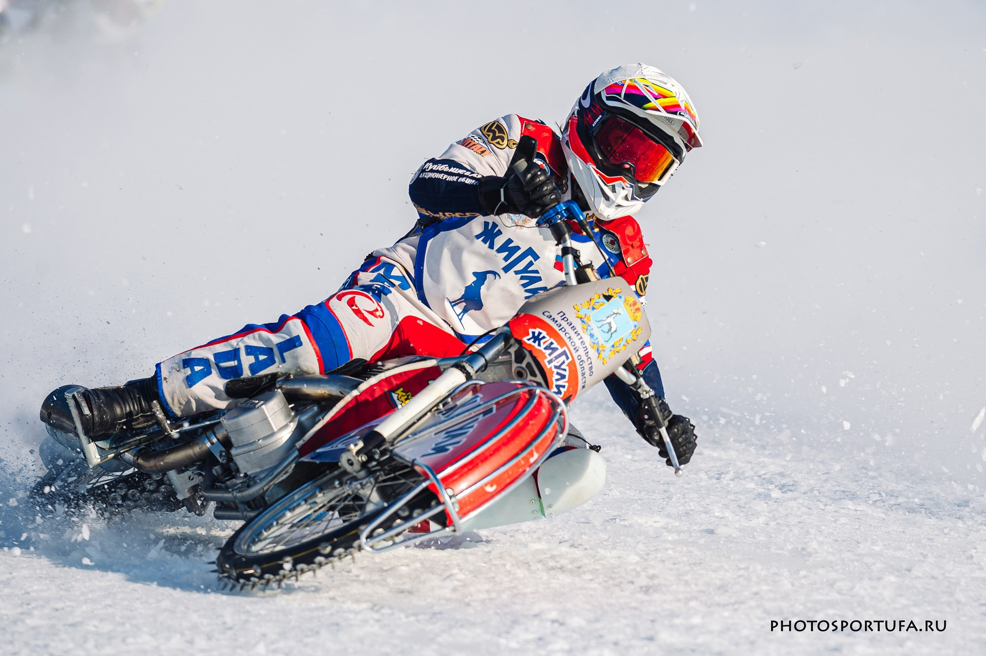 Мотогонку на льду. Спортивный фотограф в Уфе Евгений Буров